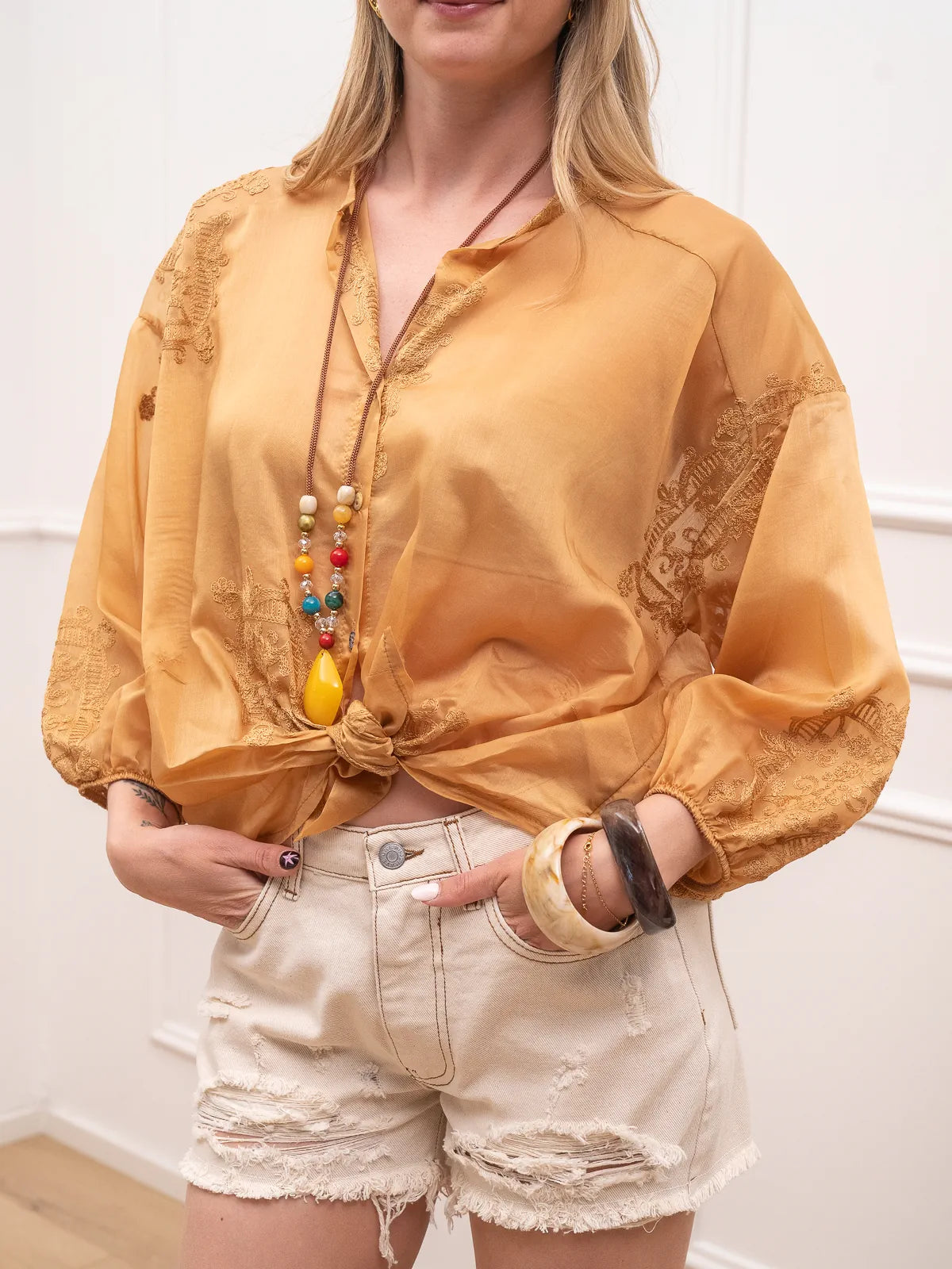 Camicia in lyocell terra con ricami e collana con pietre - HaveOne