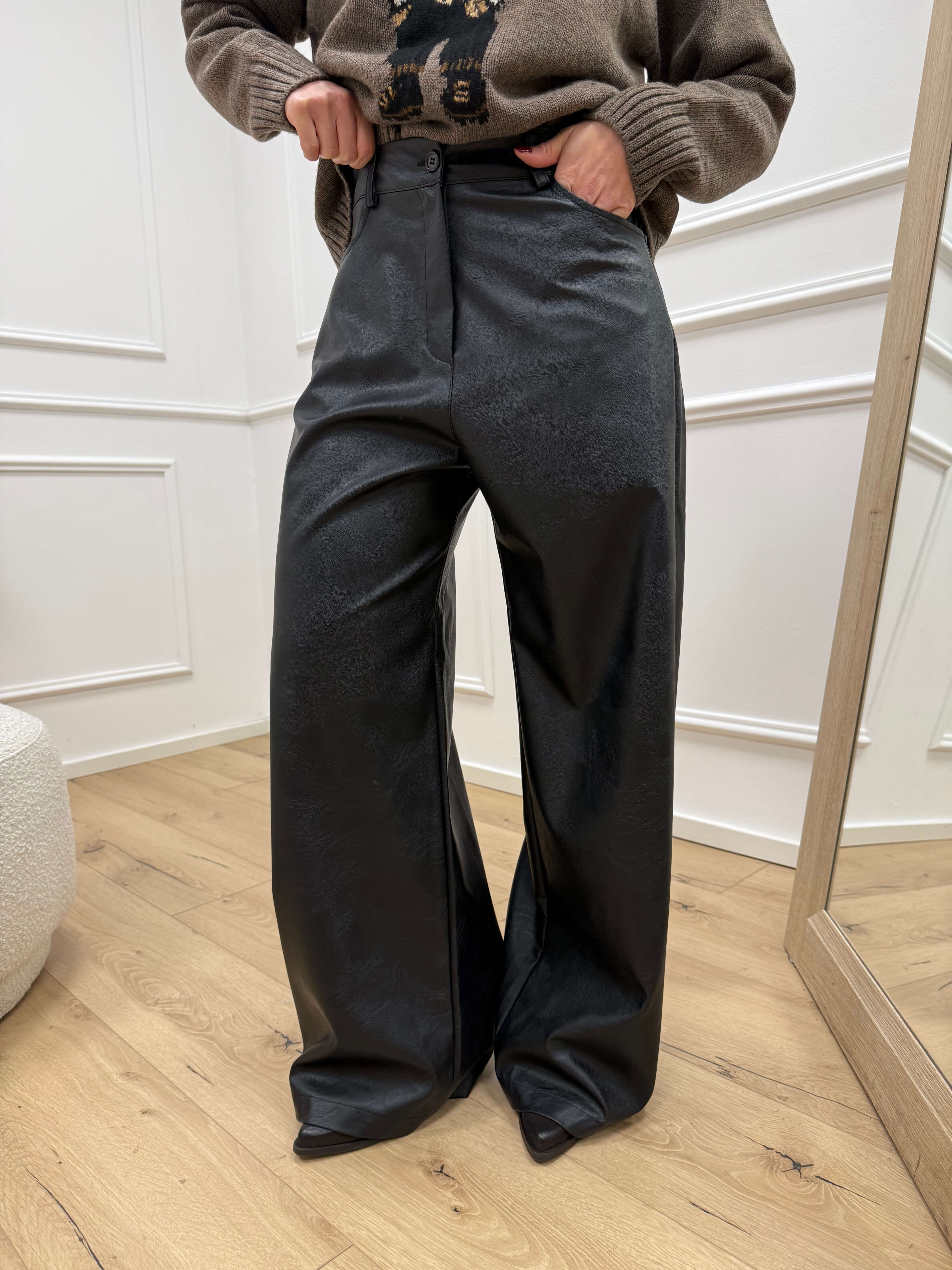 Pantaloni Giusy neri ecopelle martellata - Tensione In