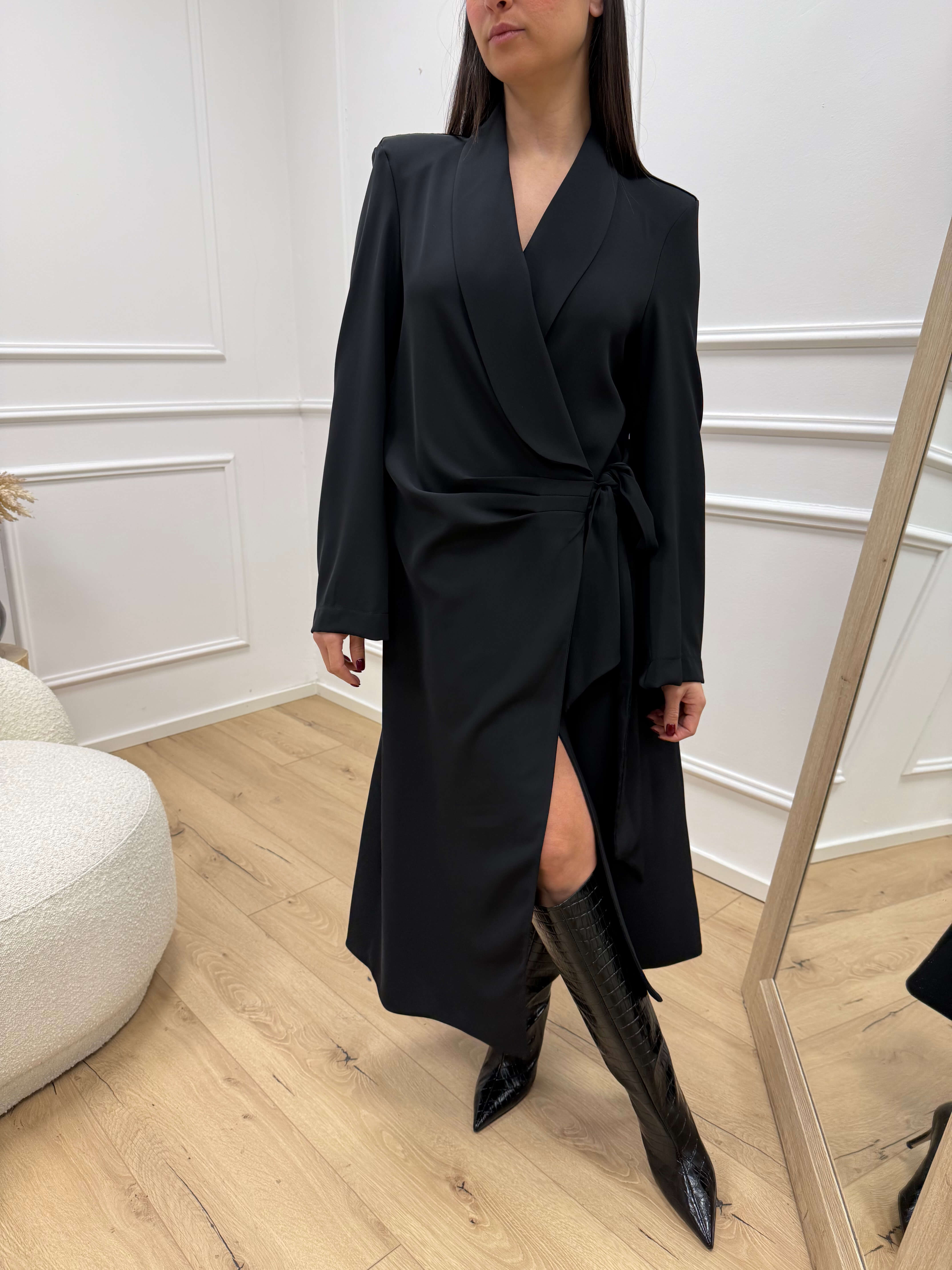 Vestito nero a portafoglio con revers - Tensione In