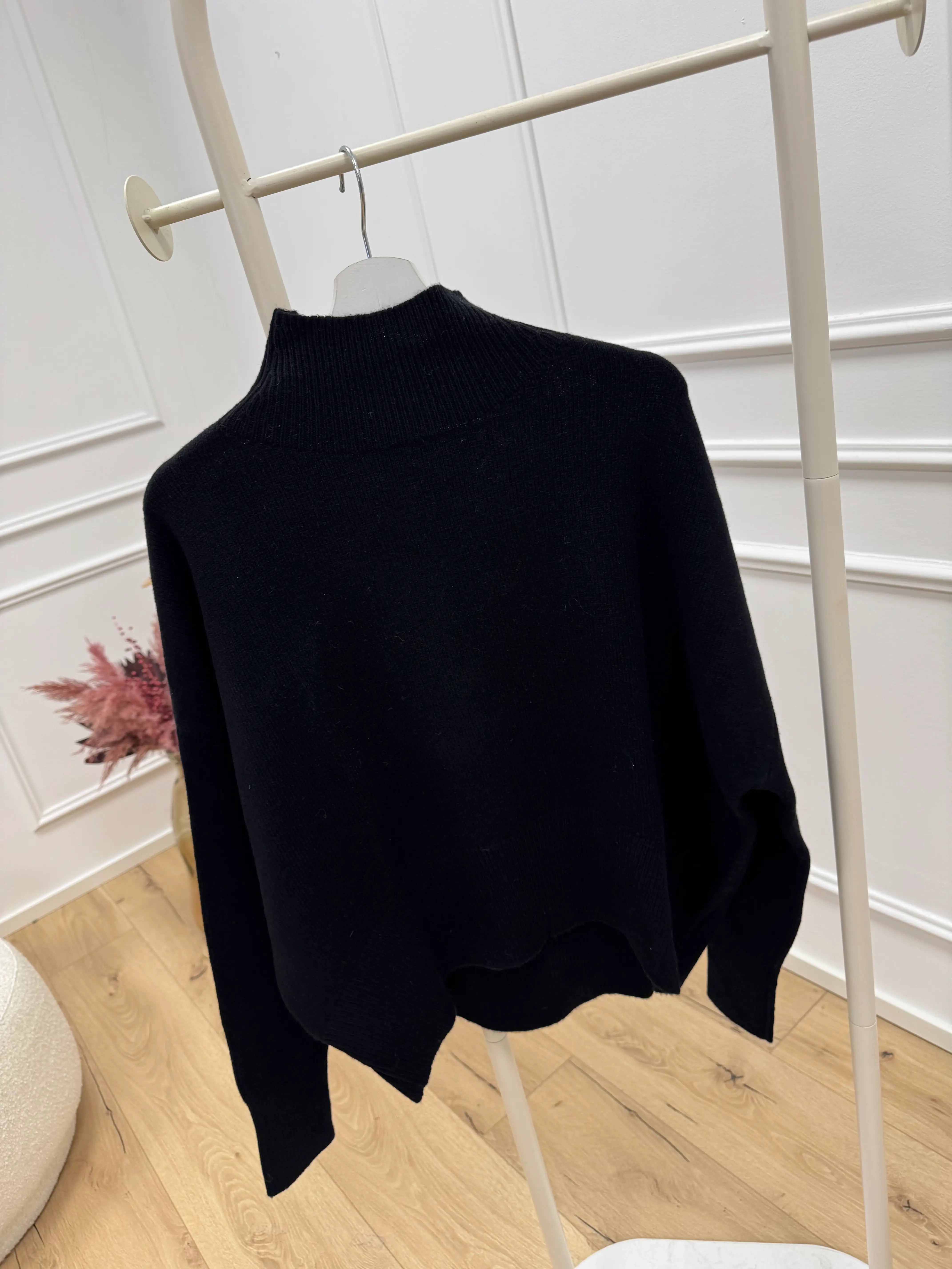 Maglia dolcevita nera in 100% lana