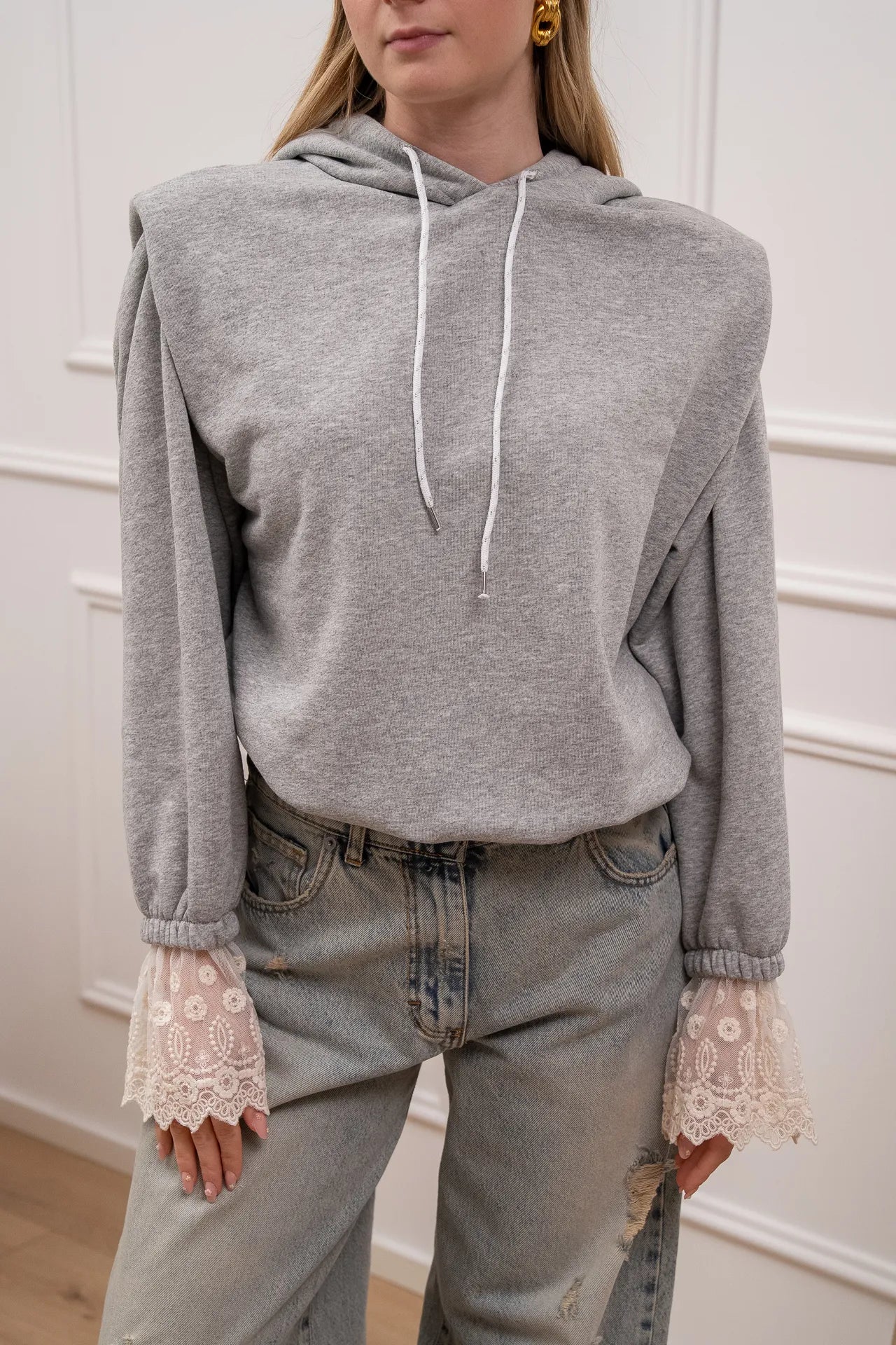 Felpa crop grigia con cappuccio e polsini in pizzo - HaveOne