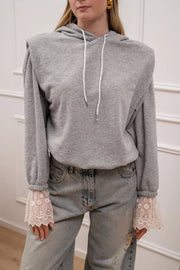 Felpa crop grigia con cappuccio e polsini in pizzo - HaveOne