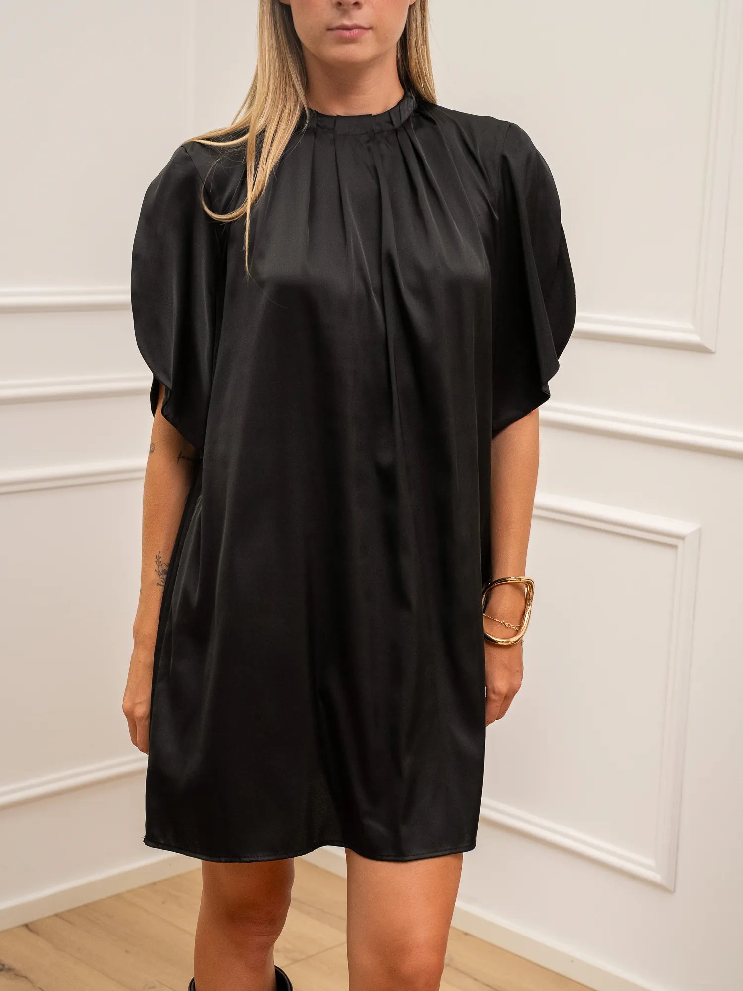 Vestito Dafne nero in satin con mezza manica - Vicolo