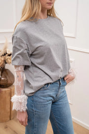 T shirt grigia con manica e polsino volant in pizzo - HaveOne