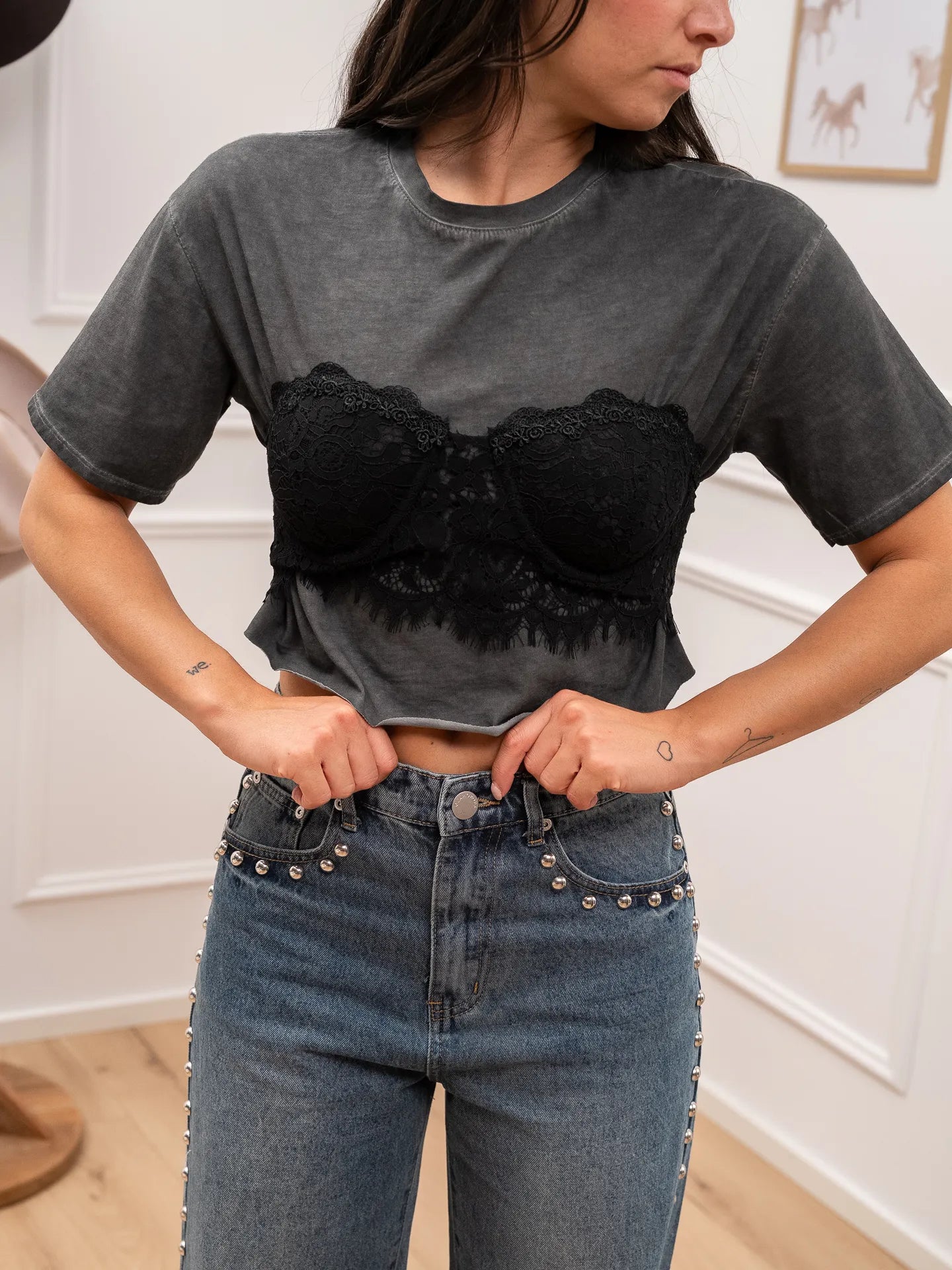 T shirt crop grigio slavato con corpetto in pizzo - HaveOne