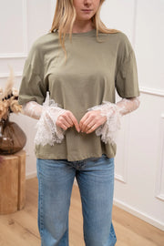 T shirt salvia con manica e polsino volant in pizzo - HaveOne