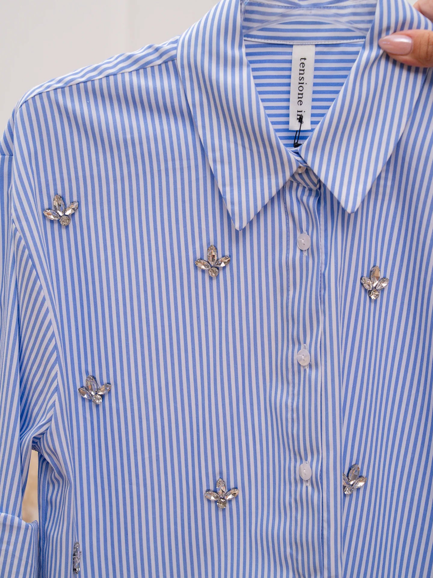 Camicia Shine rigata celeste con cabochon - Tensione In