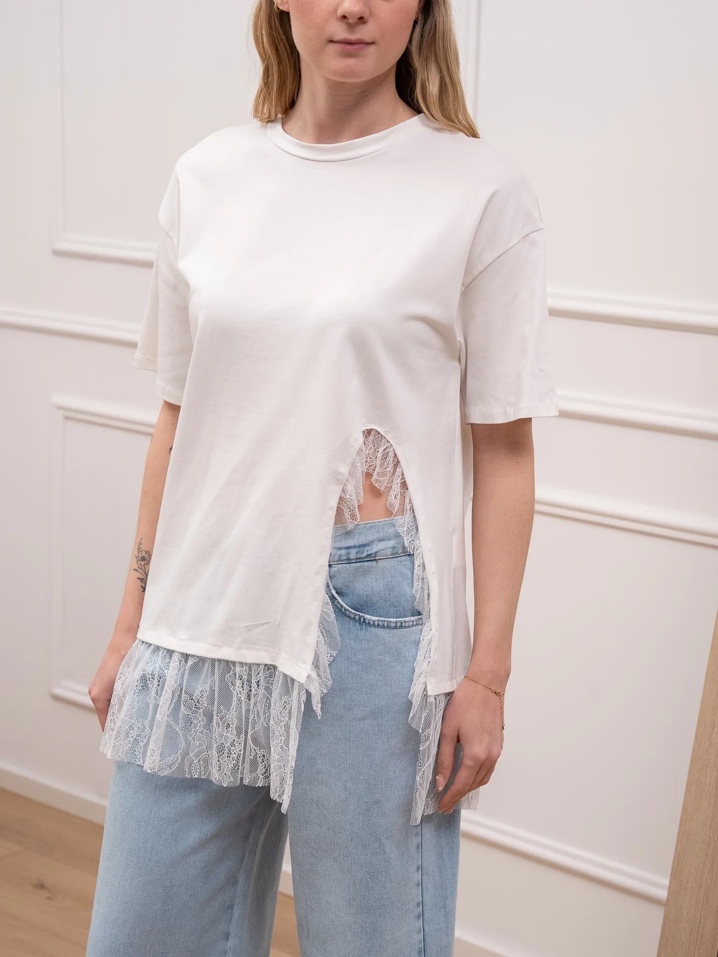 T shirt bianca over con spacco e pizzo - HaveOne