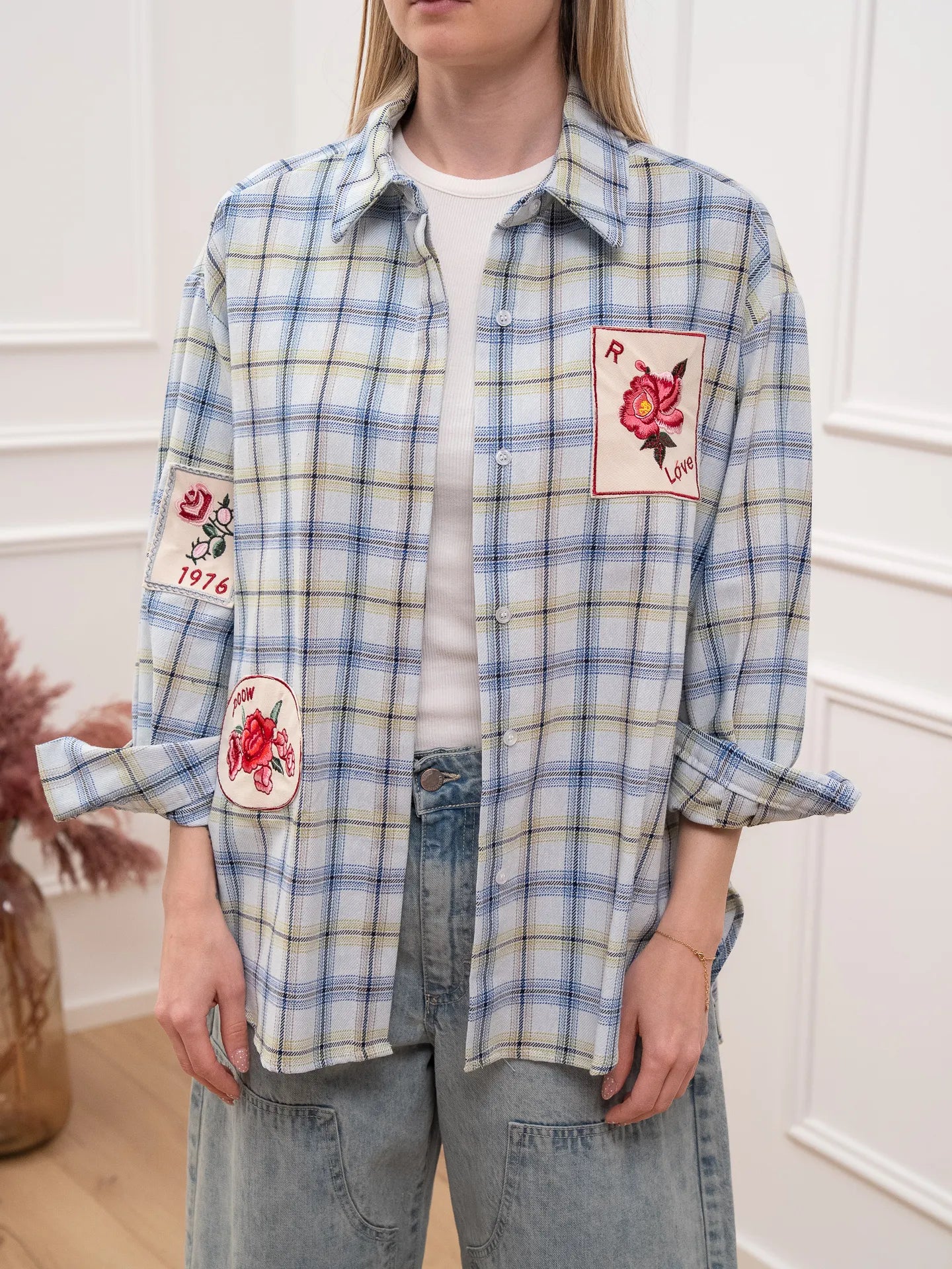 Camicia over check celeste con toppe ricamate - Crispy