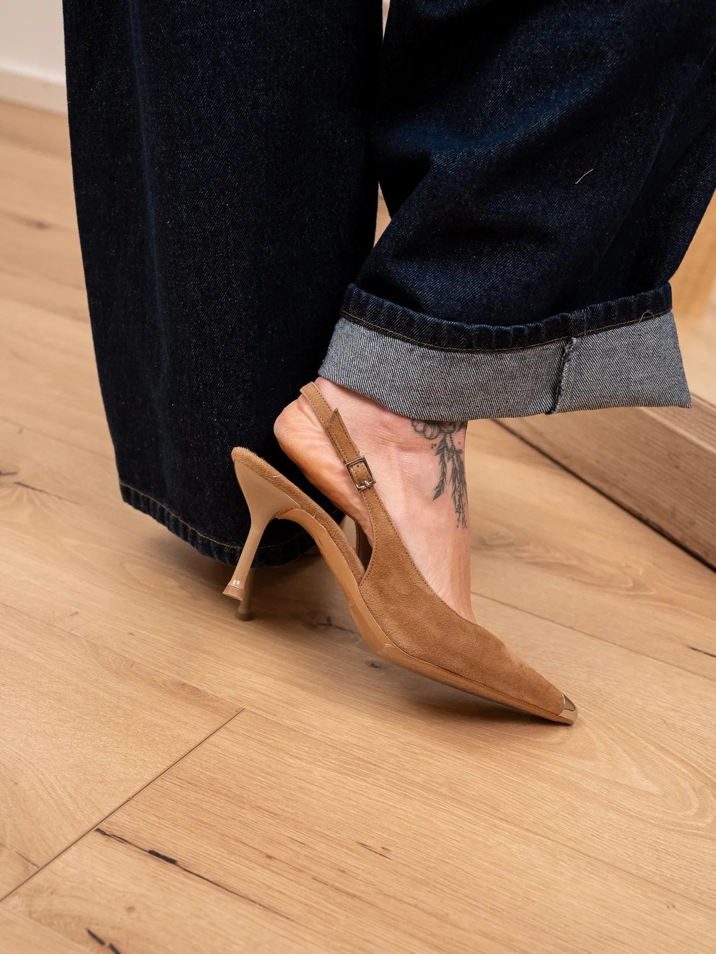 Decolletè slingback in suede sabbia con punta argento - Divine Follie