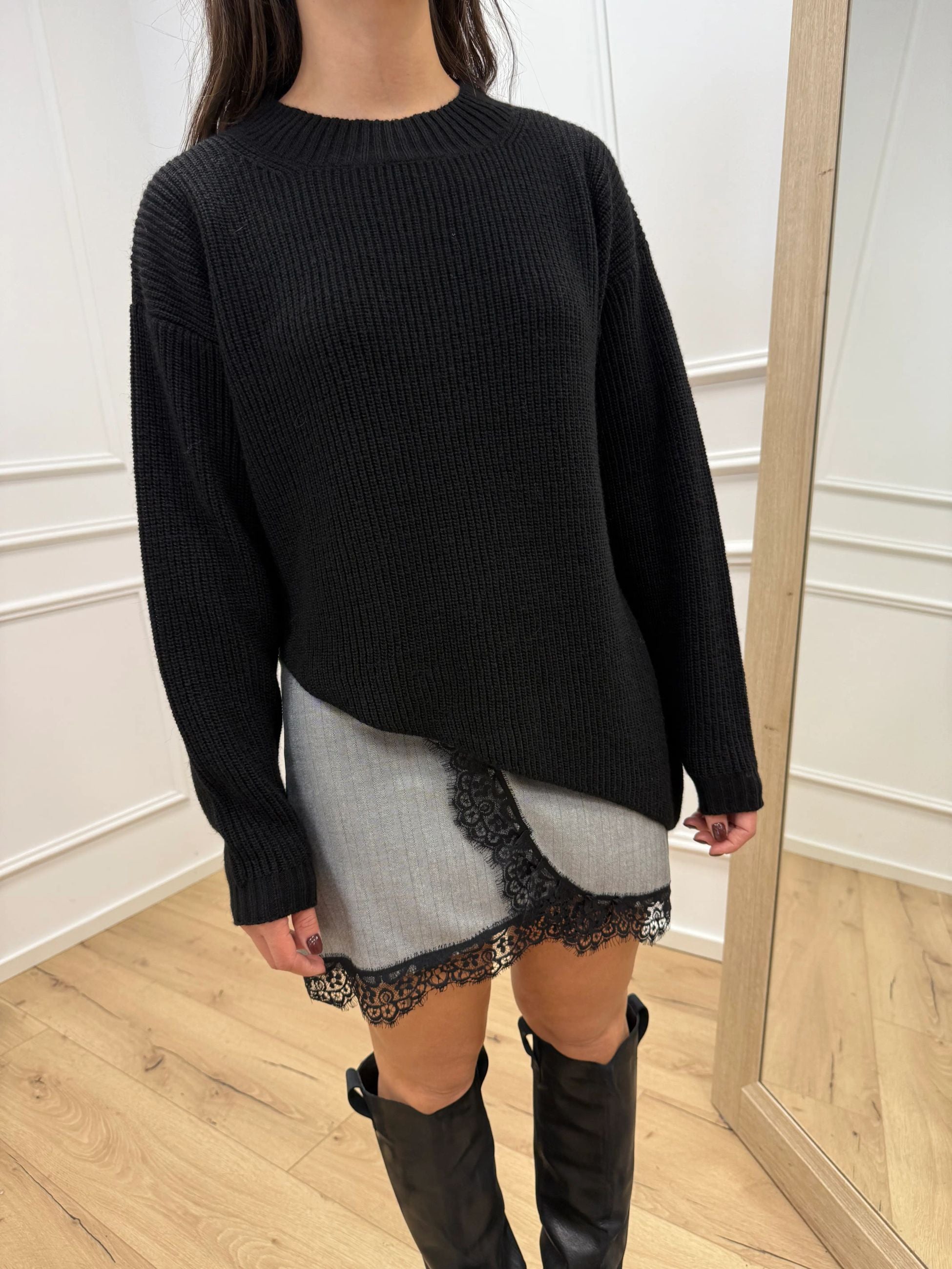 Maglia nera taglio obliquo - Kontatto