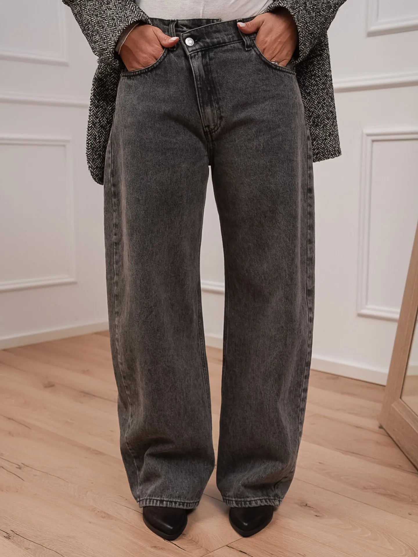 Jeans “Choi” nero con bottone asimmetrico - HaveOne