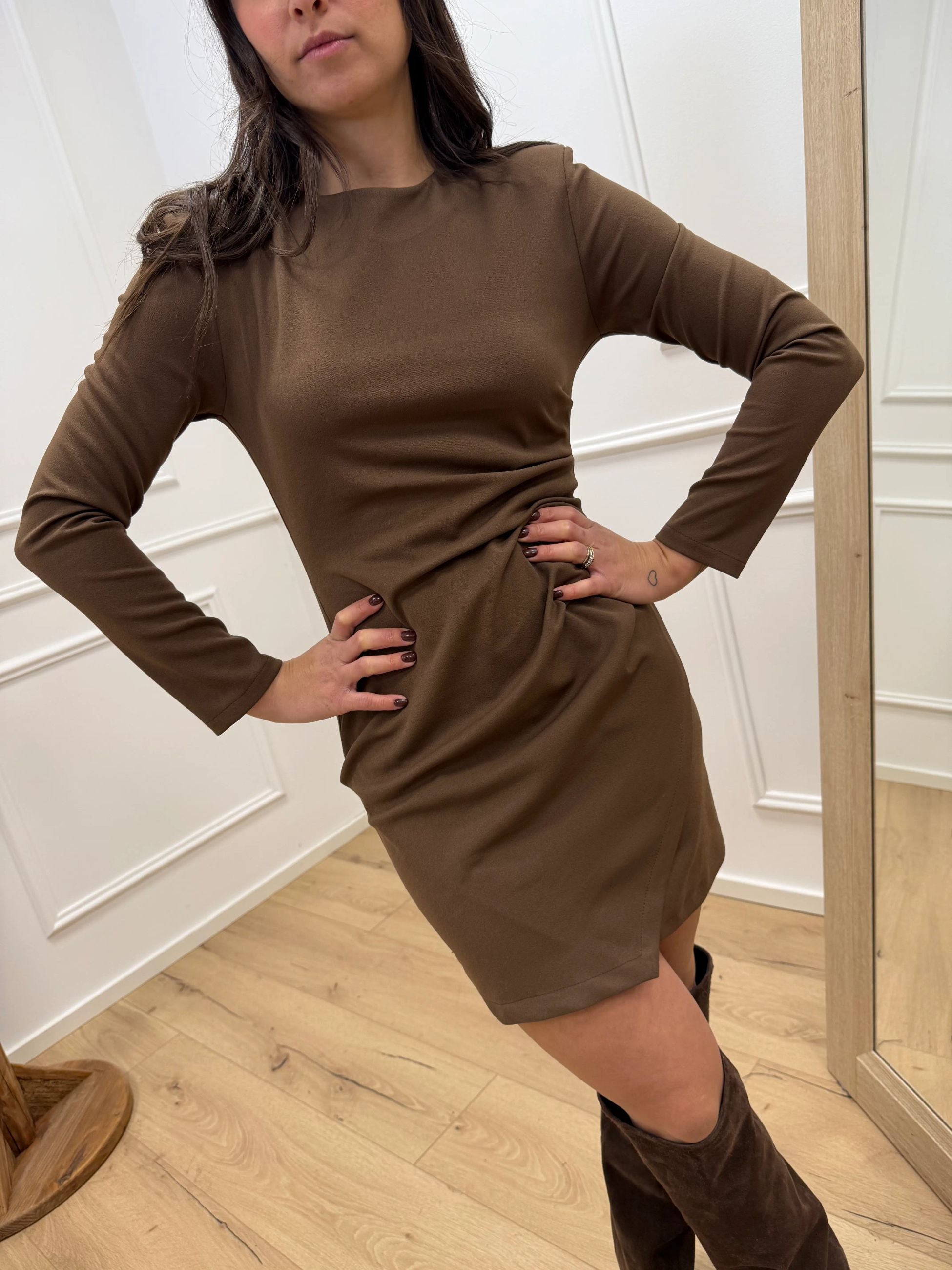 Vestito basic moka con drappeggio - Tensione In