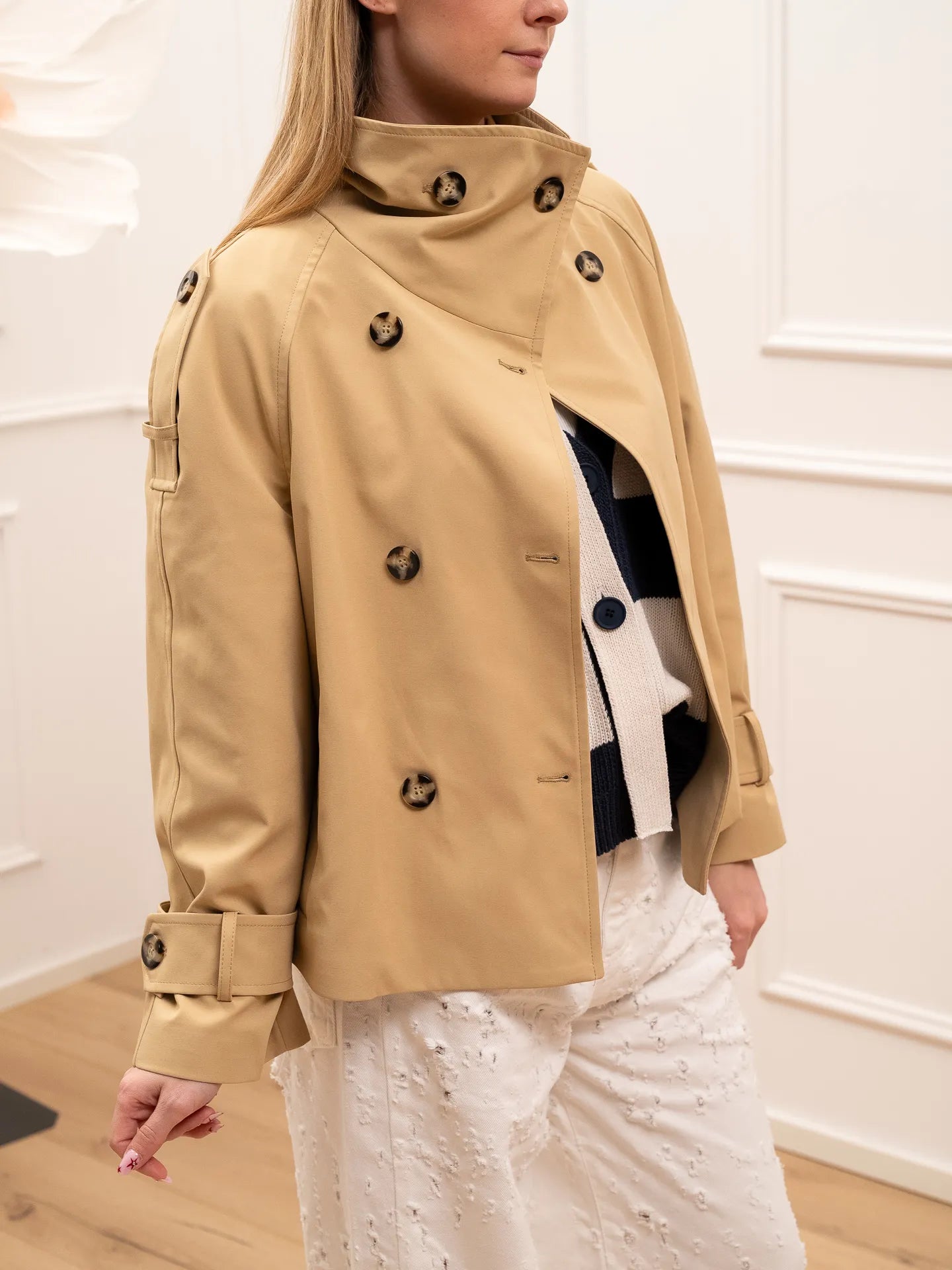 Trench sabbia con bottoni e collo alto - HaveOne