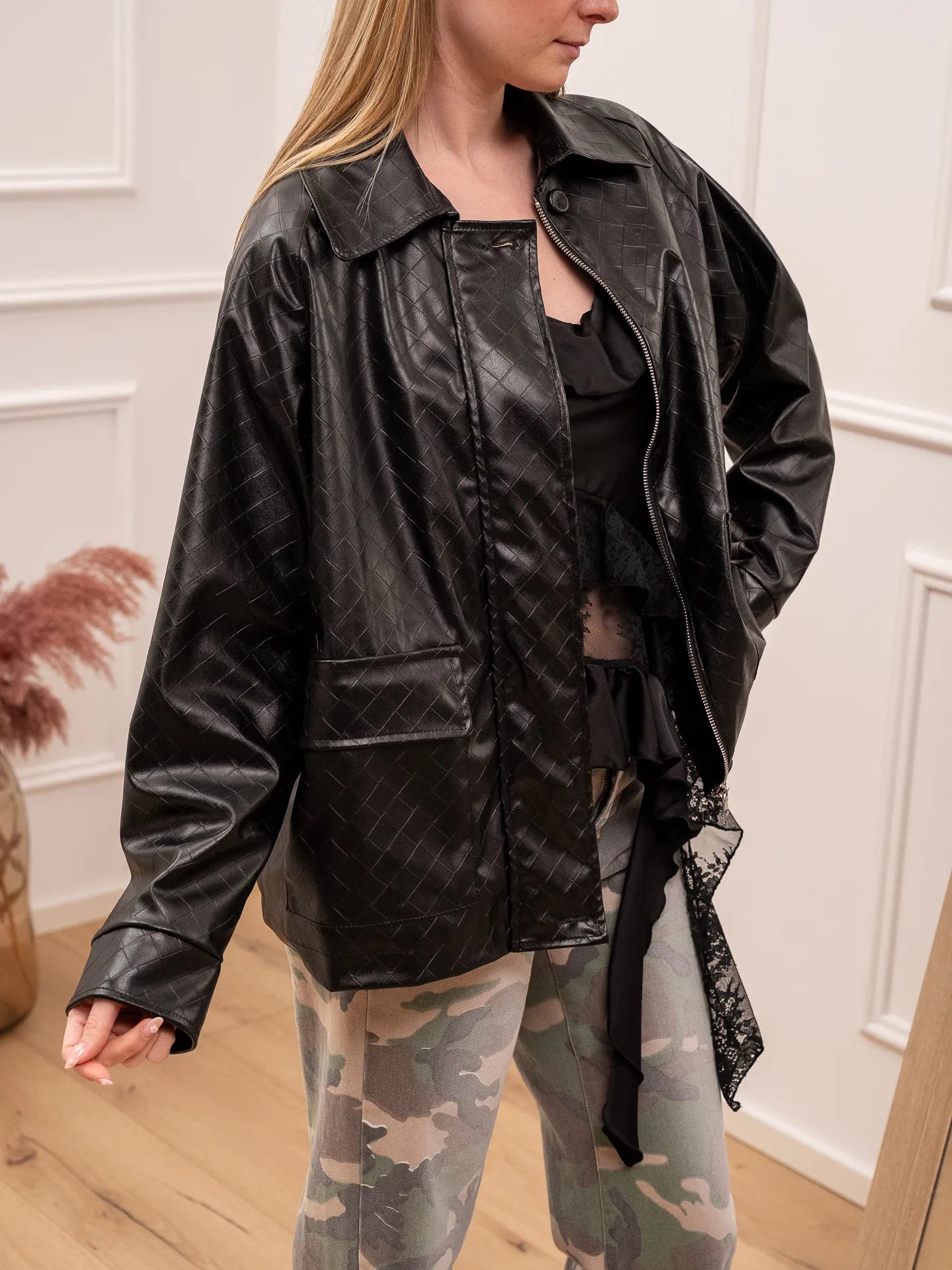 Giacchetto over nero in ecopelle effetto intrecciato - Vicolo