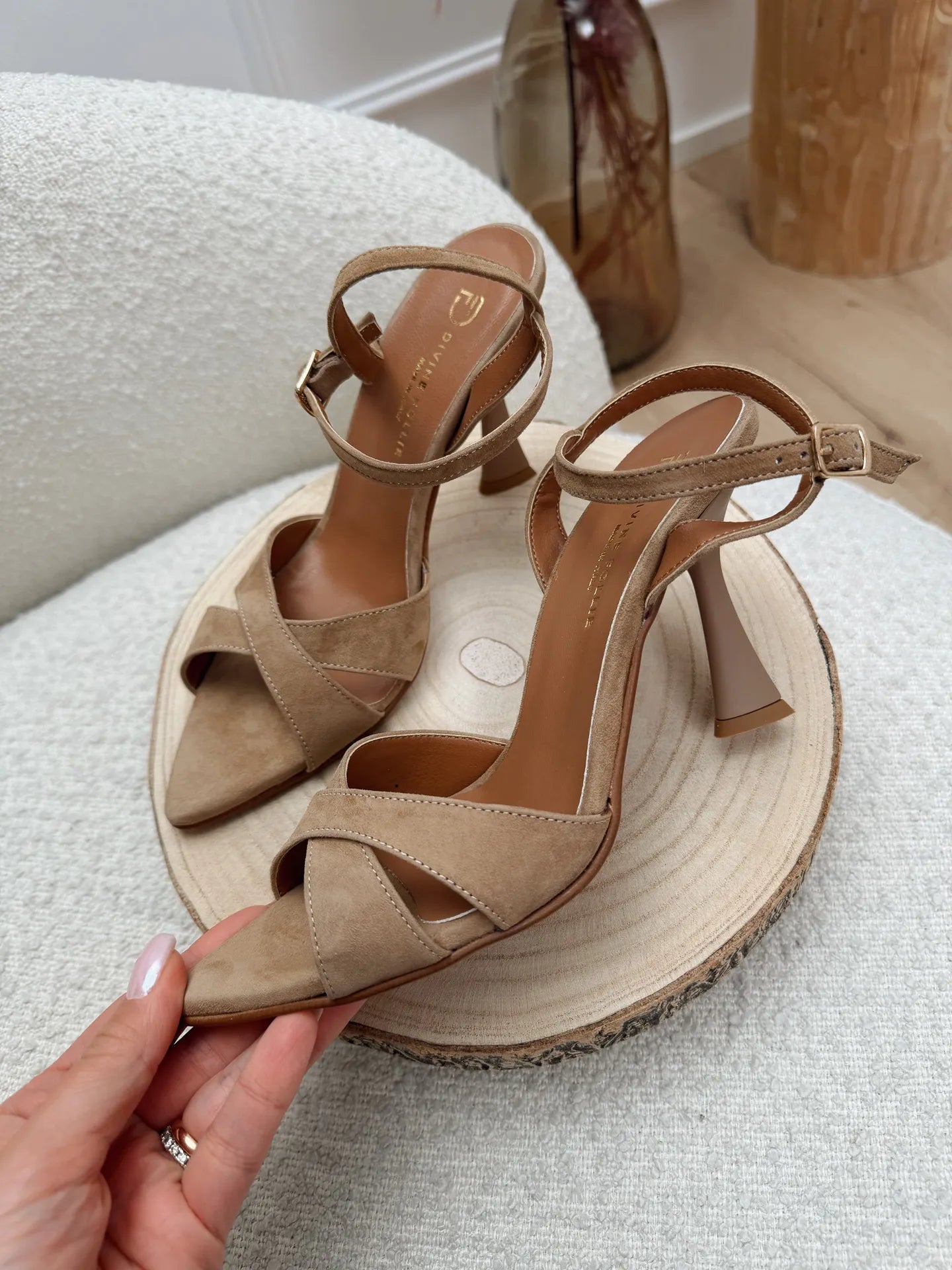 Sandali scamosciati sabbia punta con incrocio - Divine Follie