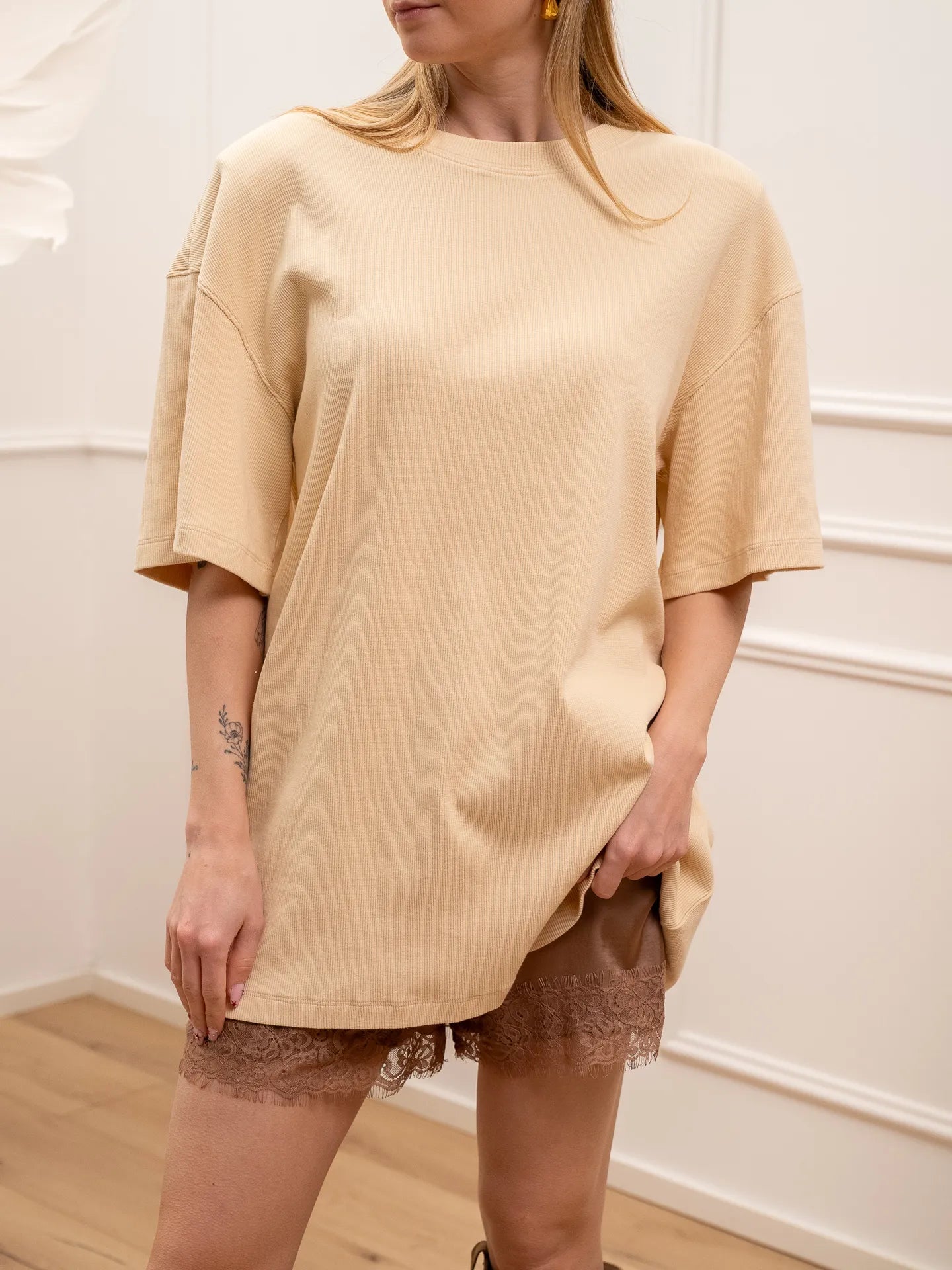 T shirt a costine vaniglia spalla imbottita - Vicolo