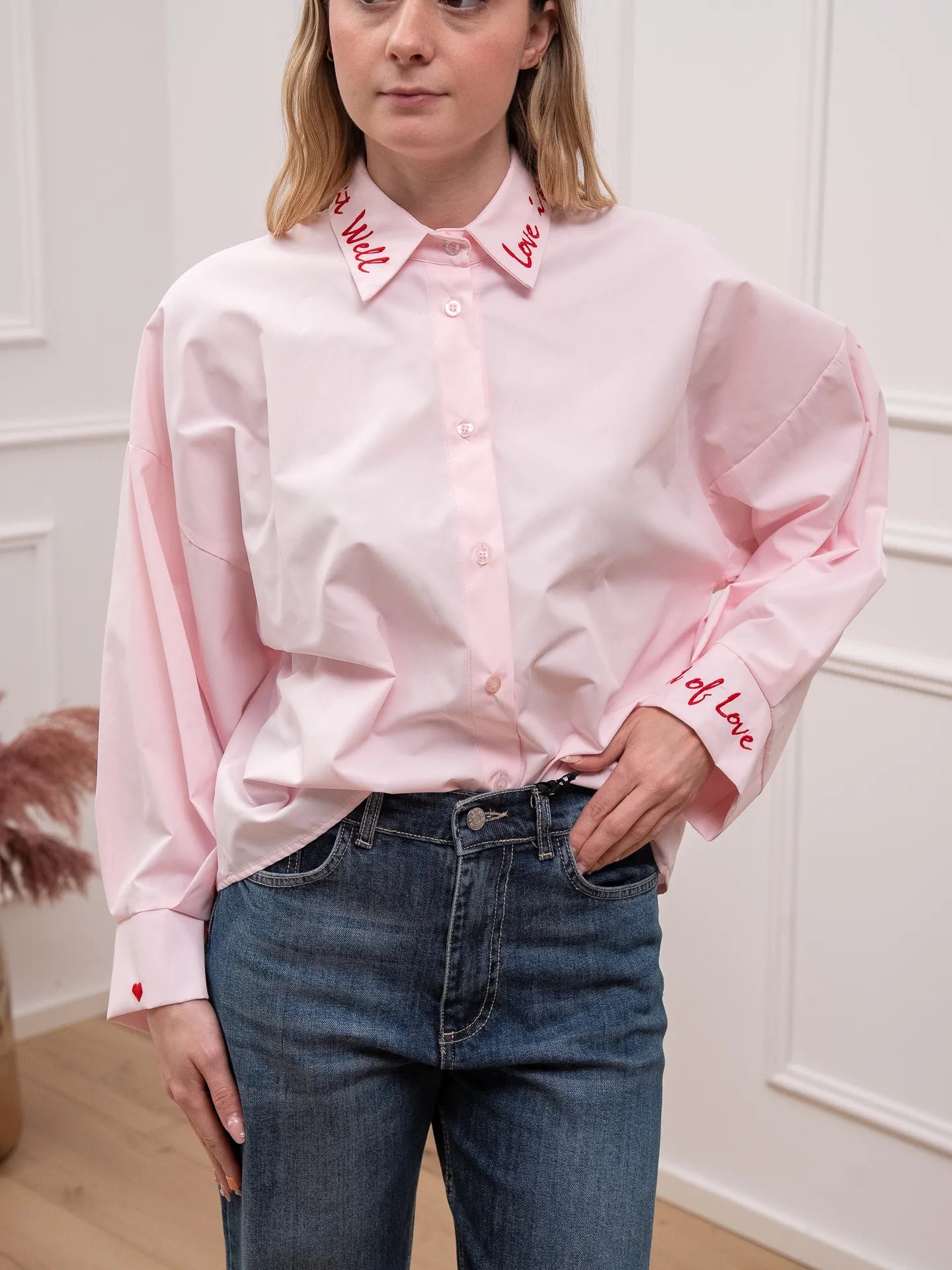 Camicia rosa con ricami rossi - HaveOne
