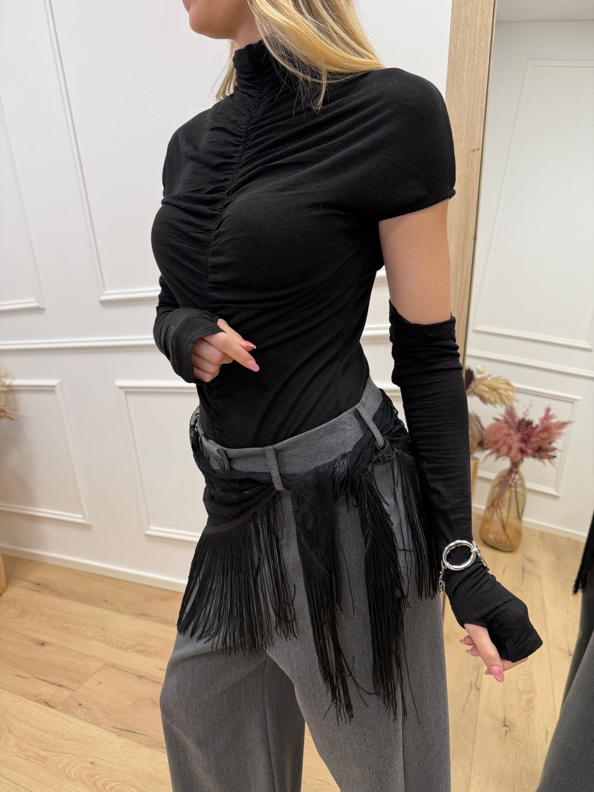 Maglia arricciata nera con manicotti - HaveOne