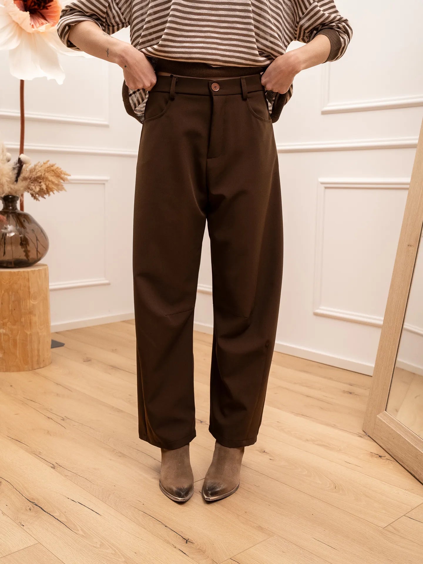 Pantaloni barrel fit tabacco con impunture - Vicolo
