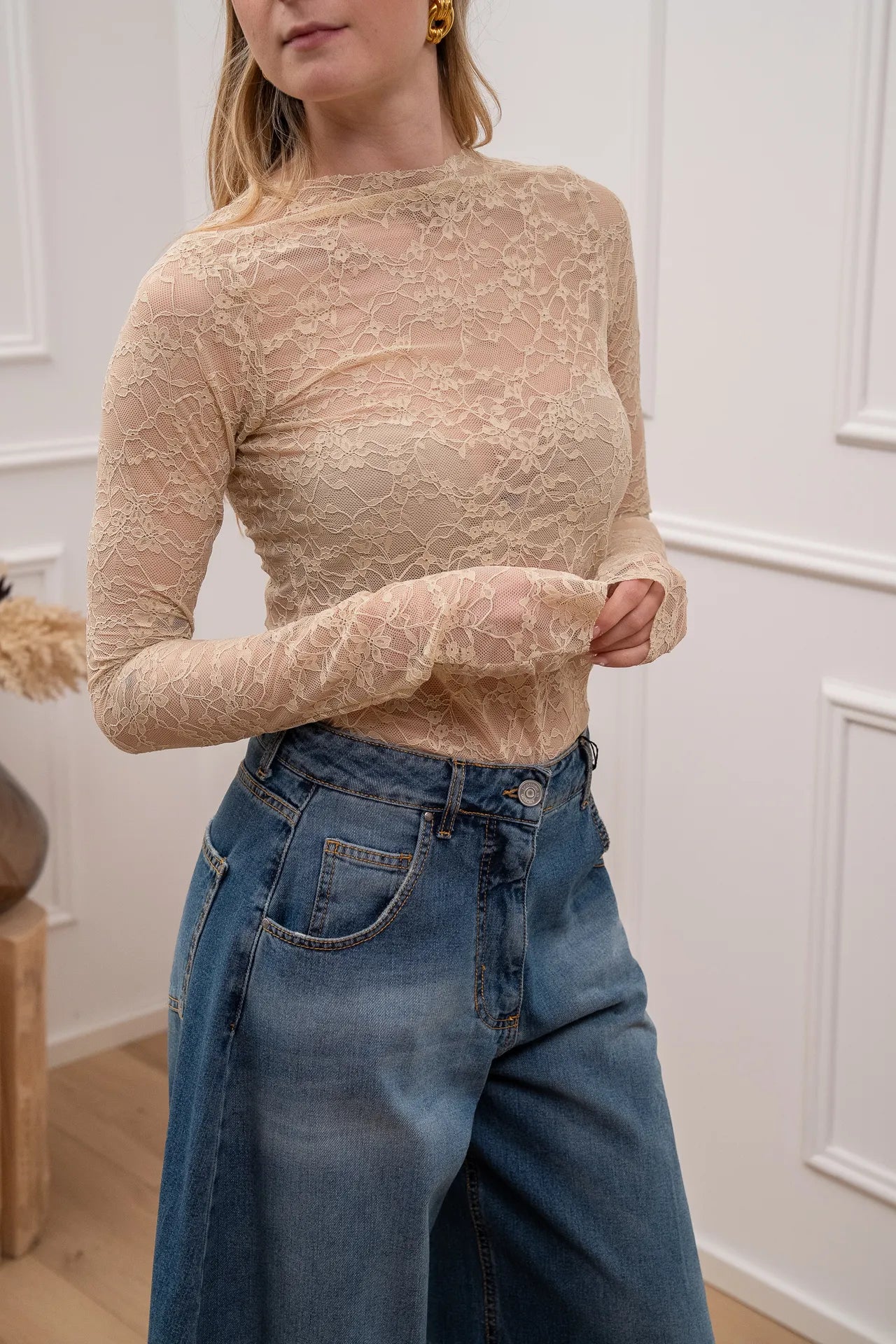 Top in pizzo beige collo taglio vivo - HaveOne