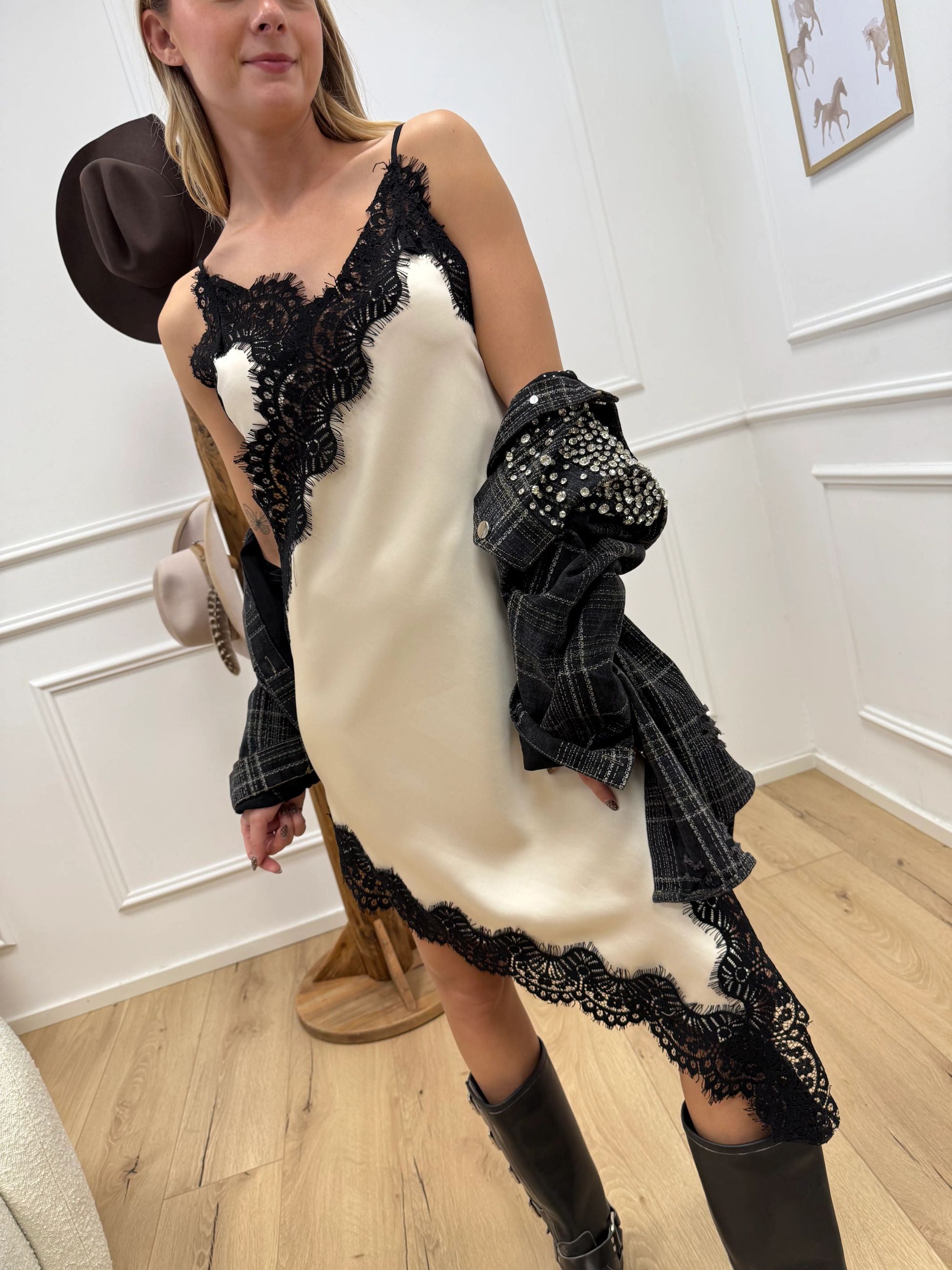Vestito asimmetrico burro con pizzo nero - HaveOne
