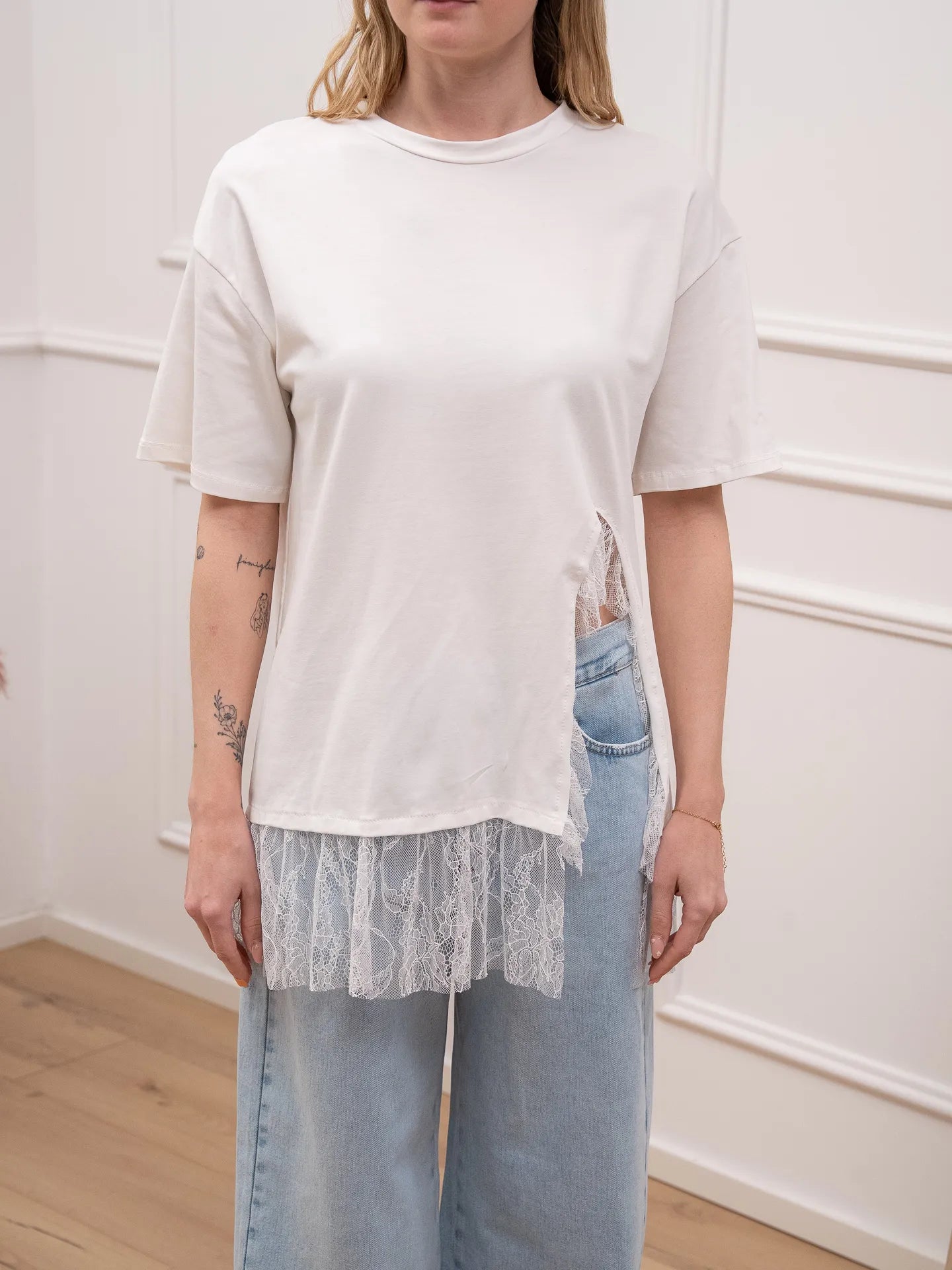 T shirt bianca over con spacco e pizzo - HaveOne
