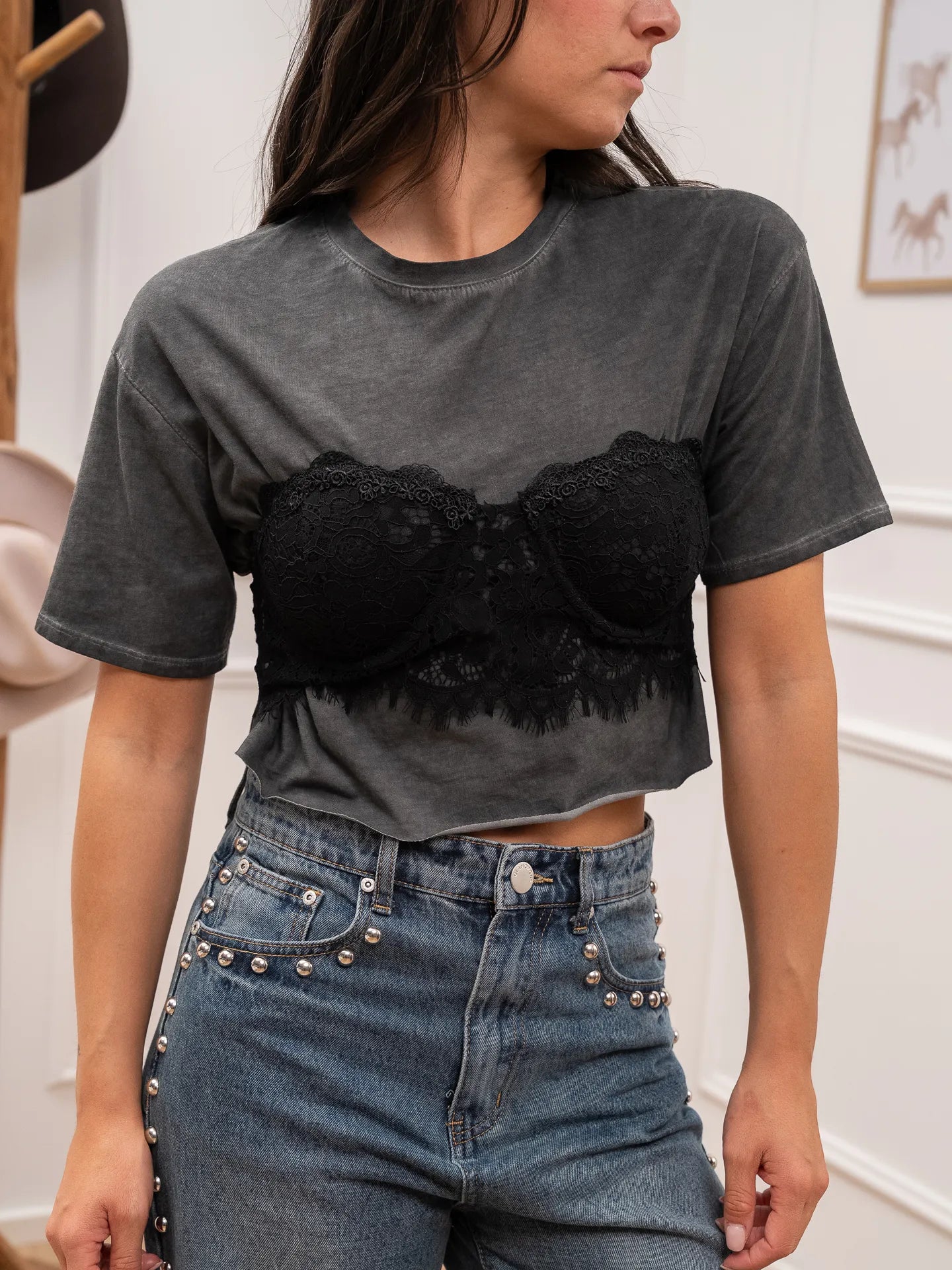 T shirt crop grigio slavato con corpetto in pizzo - HaveOne