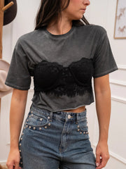 T shirt crop grigio slavato con corpetto in pizzo - HaveOne