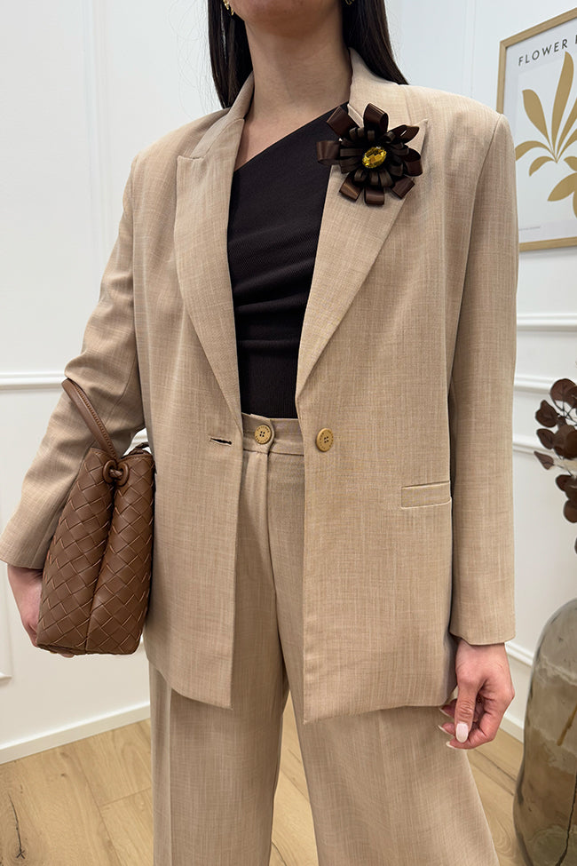 Giacca fiammata beige spilla moro - HaveOne