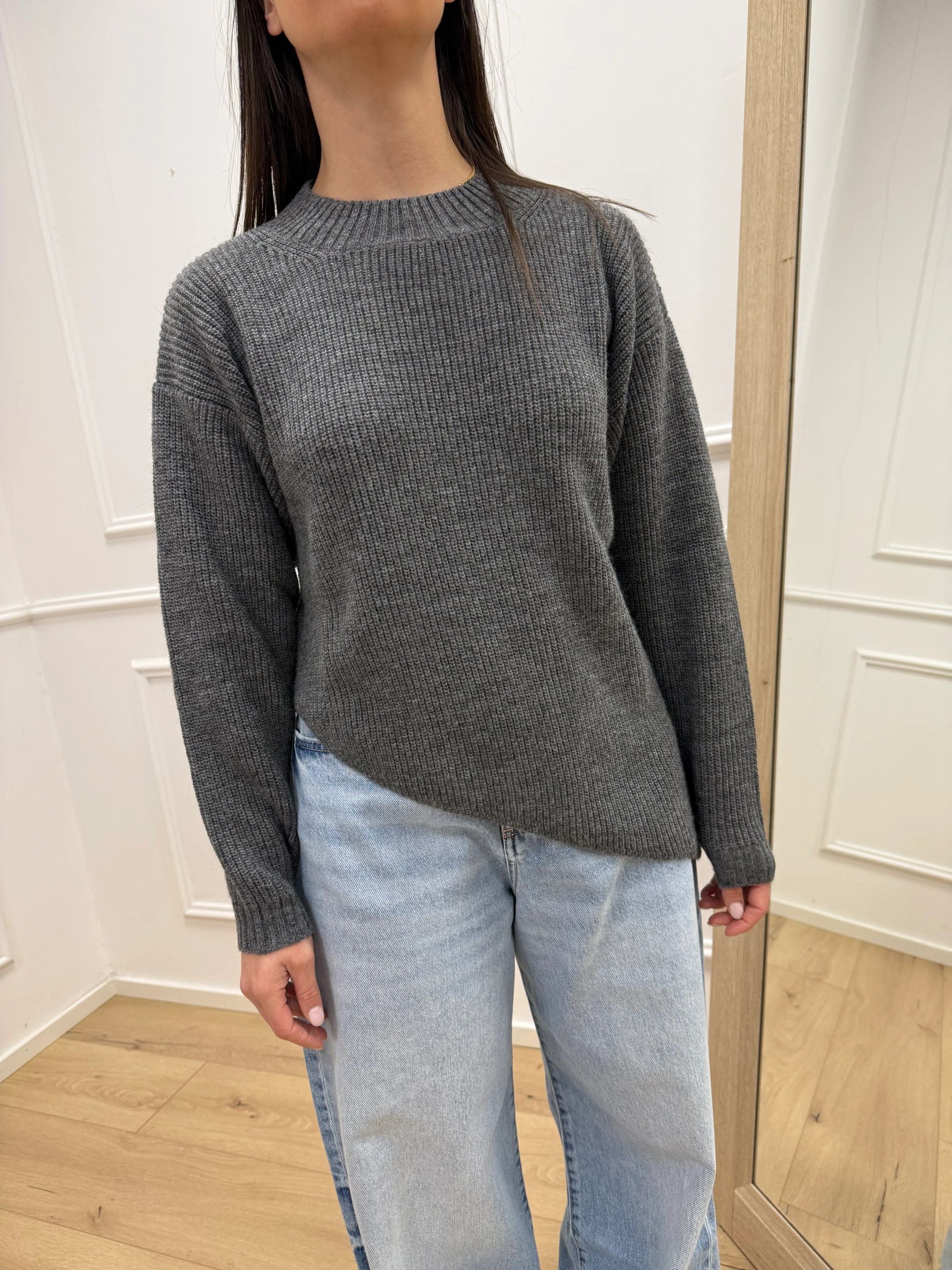 Maglia grigia taglio obliquo - Kontatto