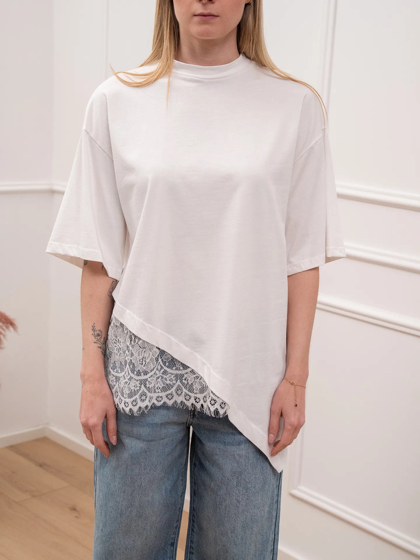 T shirt panna taglio asimmetrico con pizzo - Dixie