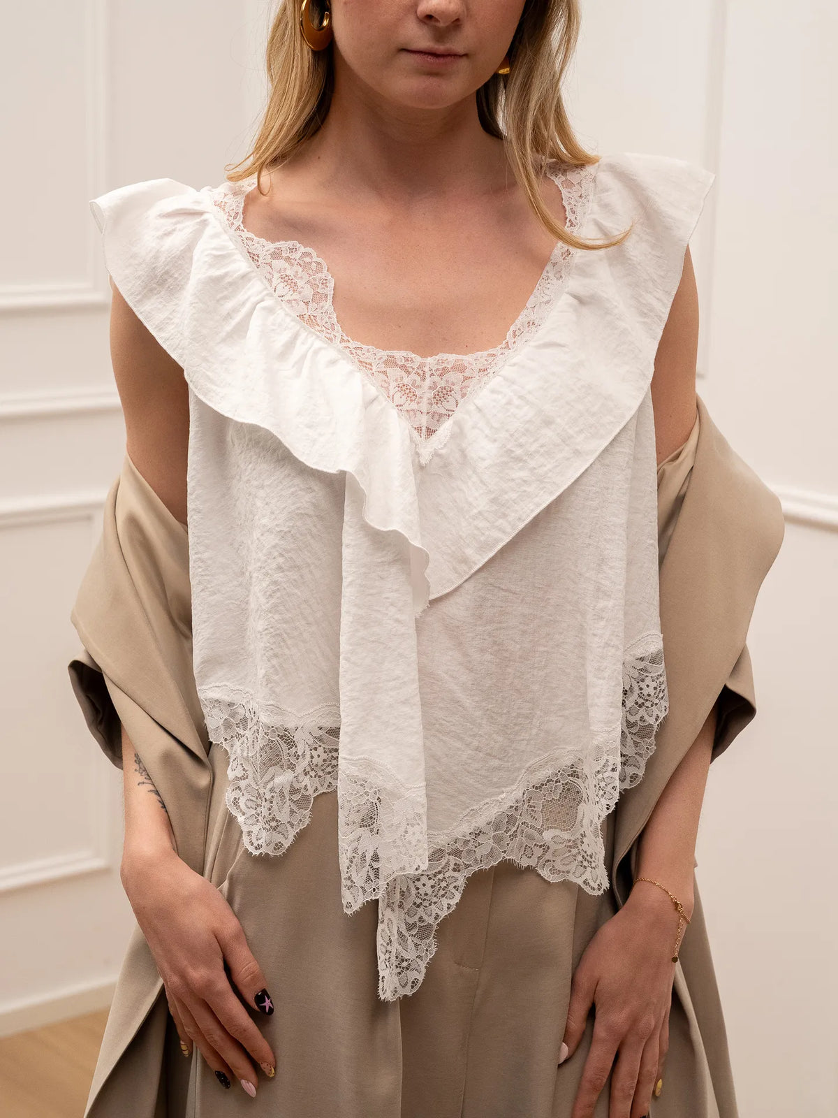 Top bianco a punta con balze e pizzo - HaveOne