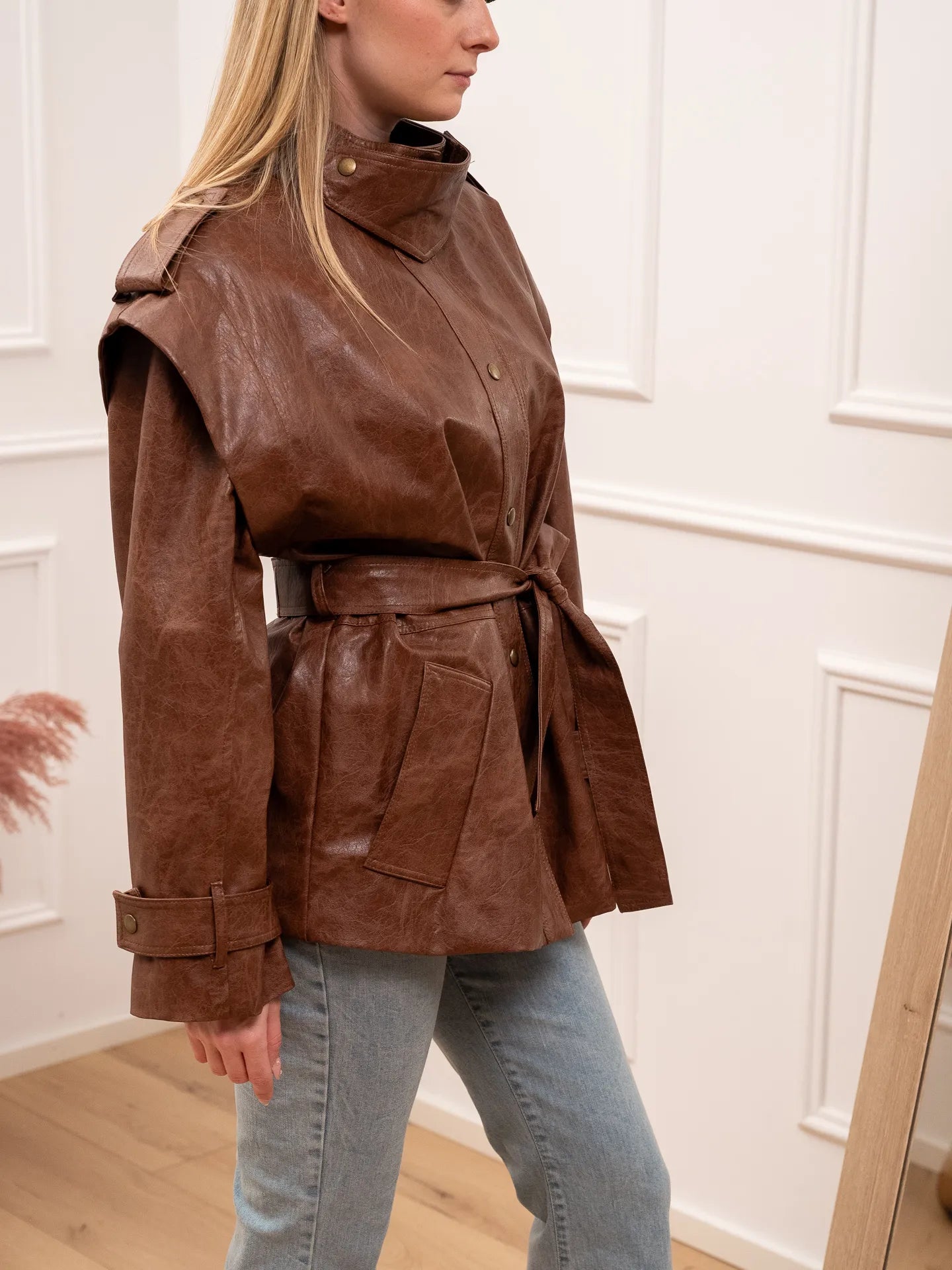 Giacca in ecopelle tabacco con alette e cintura - Tensione In