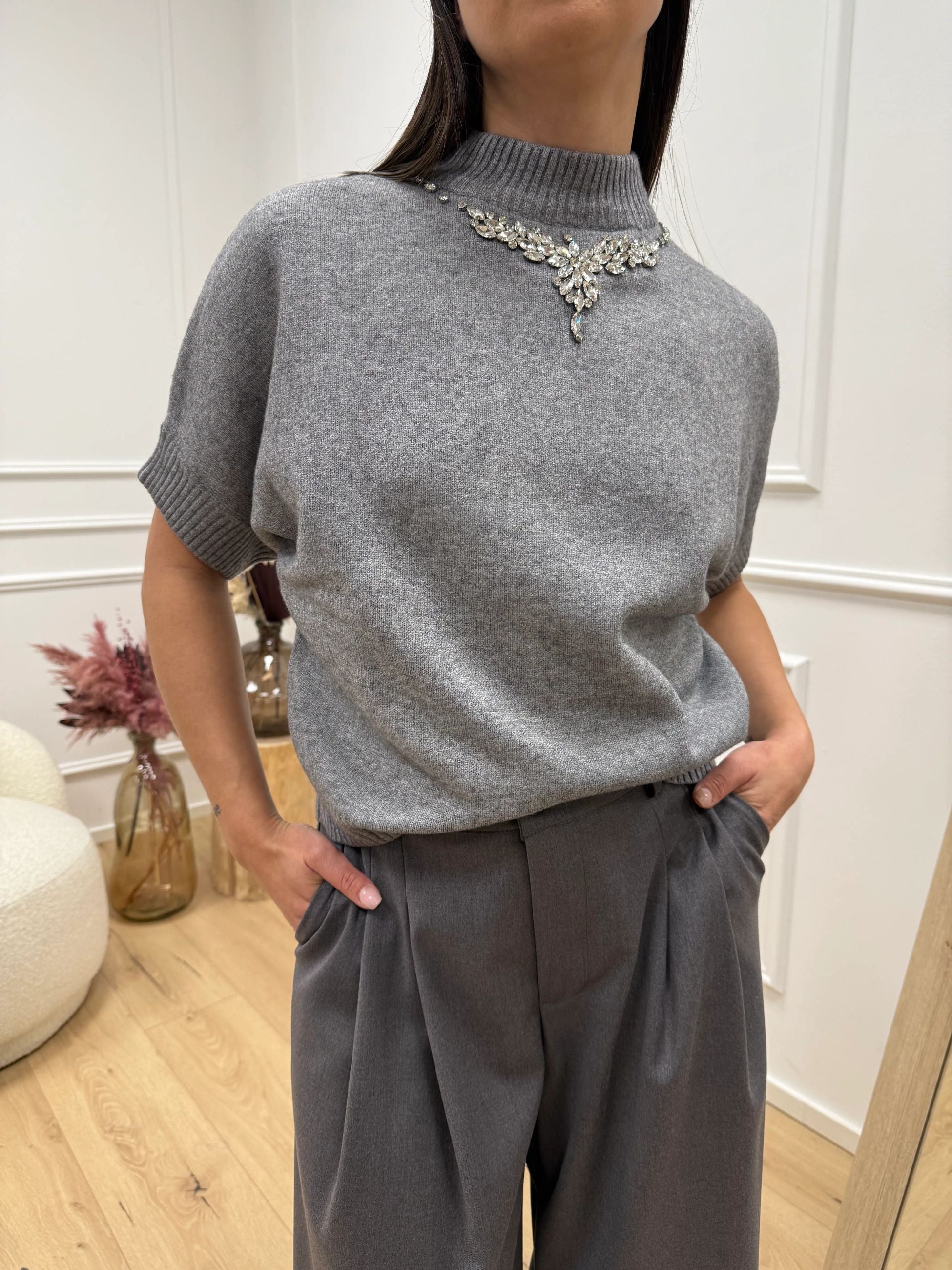 Maglia mezza manica grigia con cabochon girocollo - You Decide