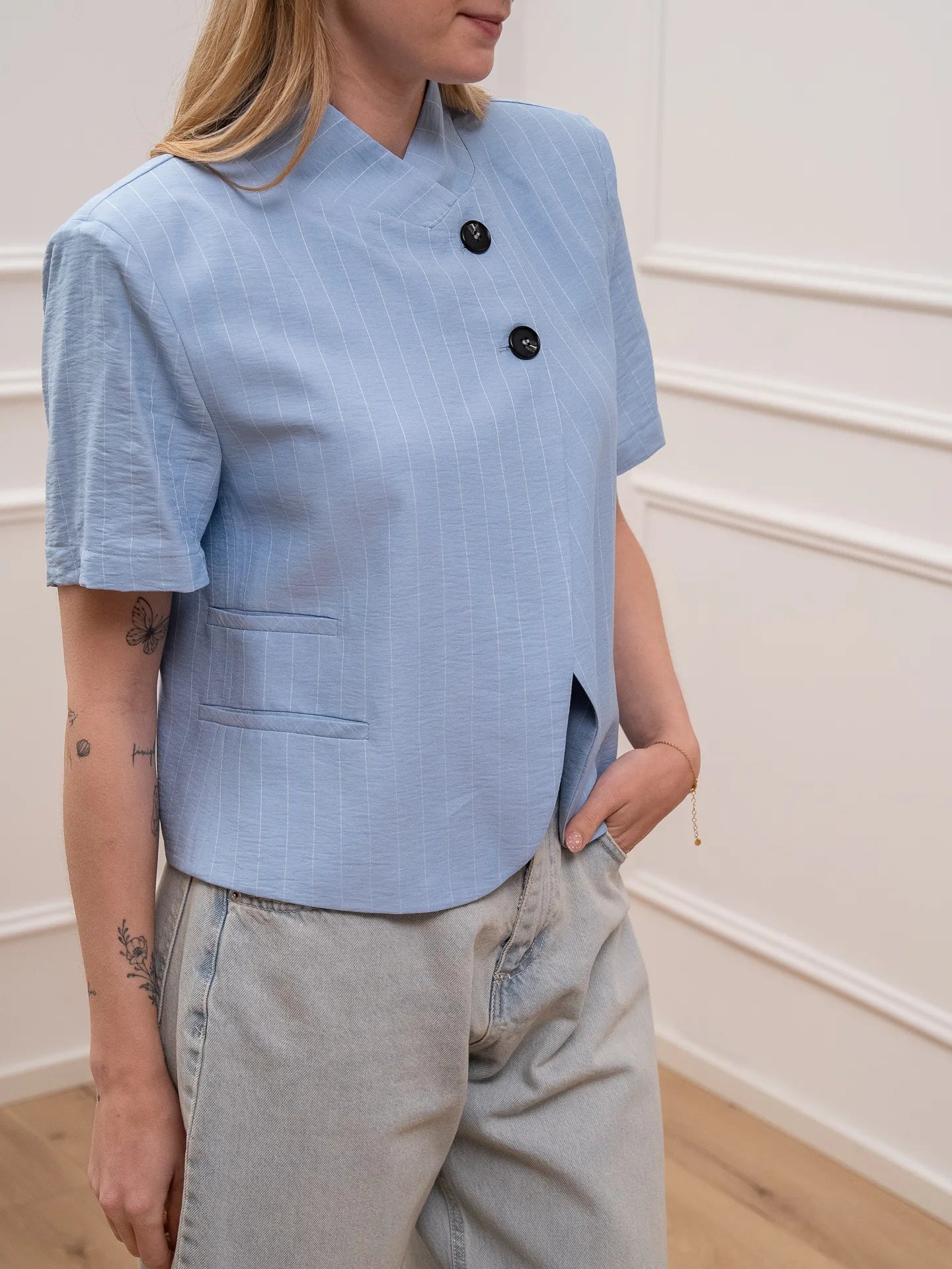 Giacca Iris crop rigata celeste con doppio bottone - HaveOne