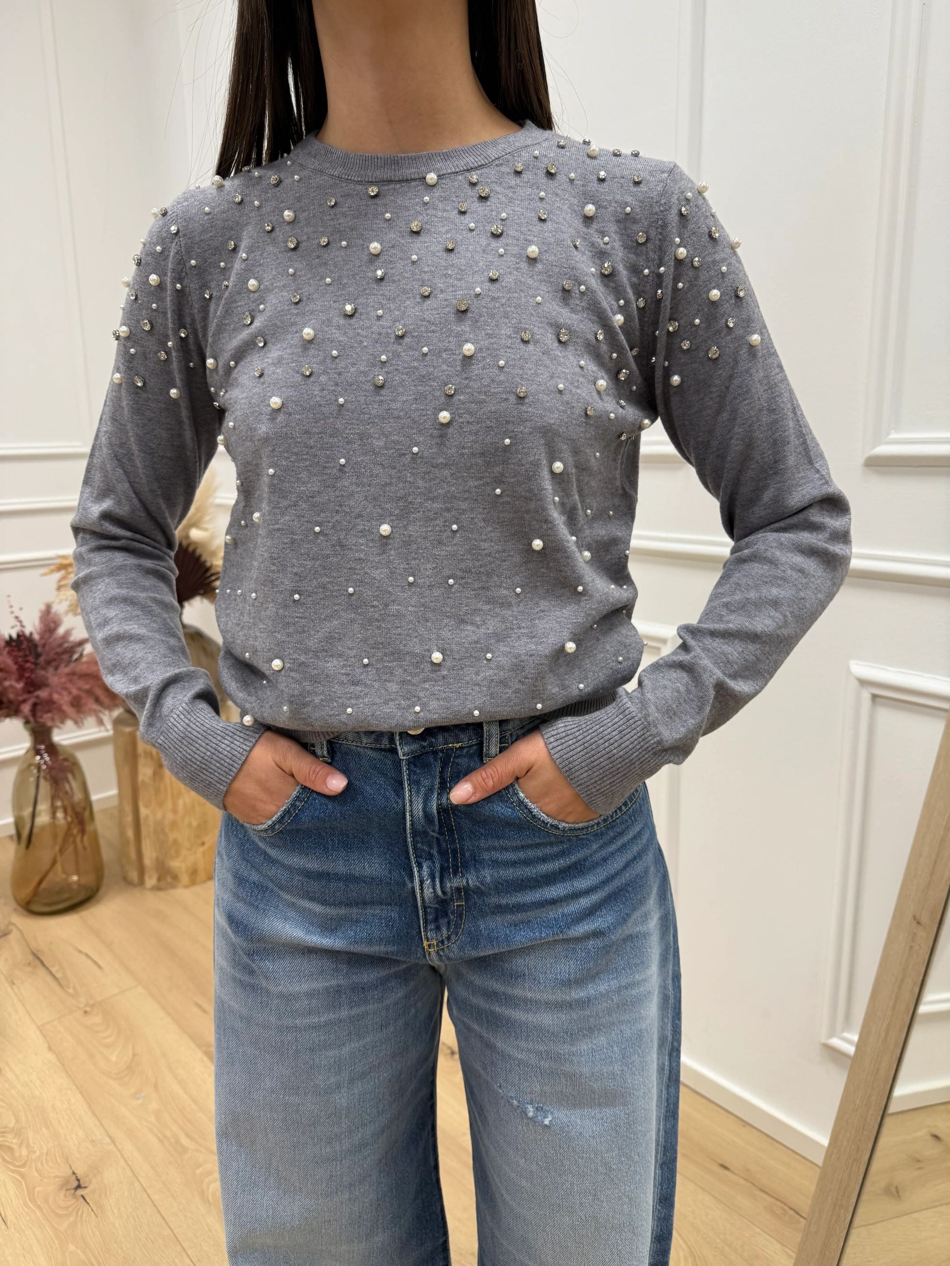 Maglia girocollo grigia con perle e strass - You Decide