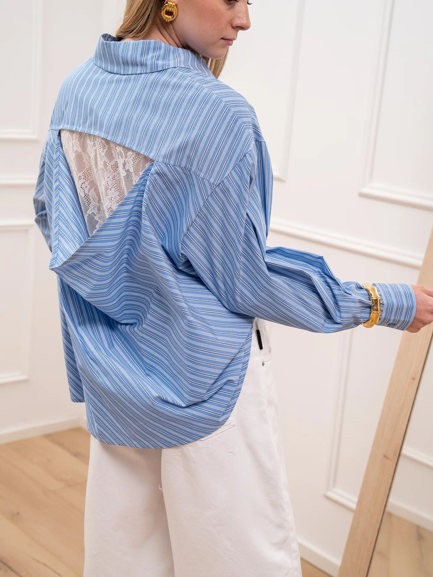 Camicia celeste rigata con dettaglio in pizzo sul retro - You Decide