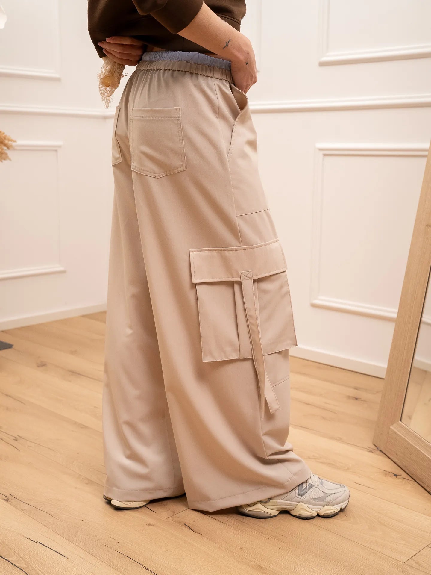 Pantaloni cargo beige dettaglio boxer celeste - Tensione In