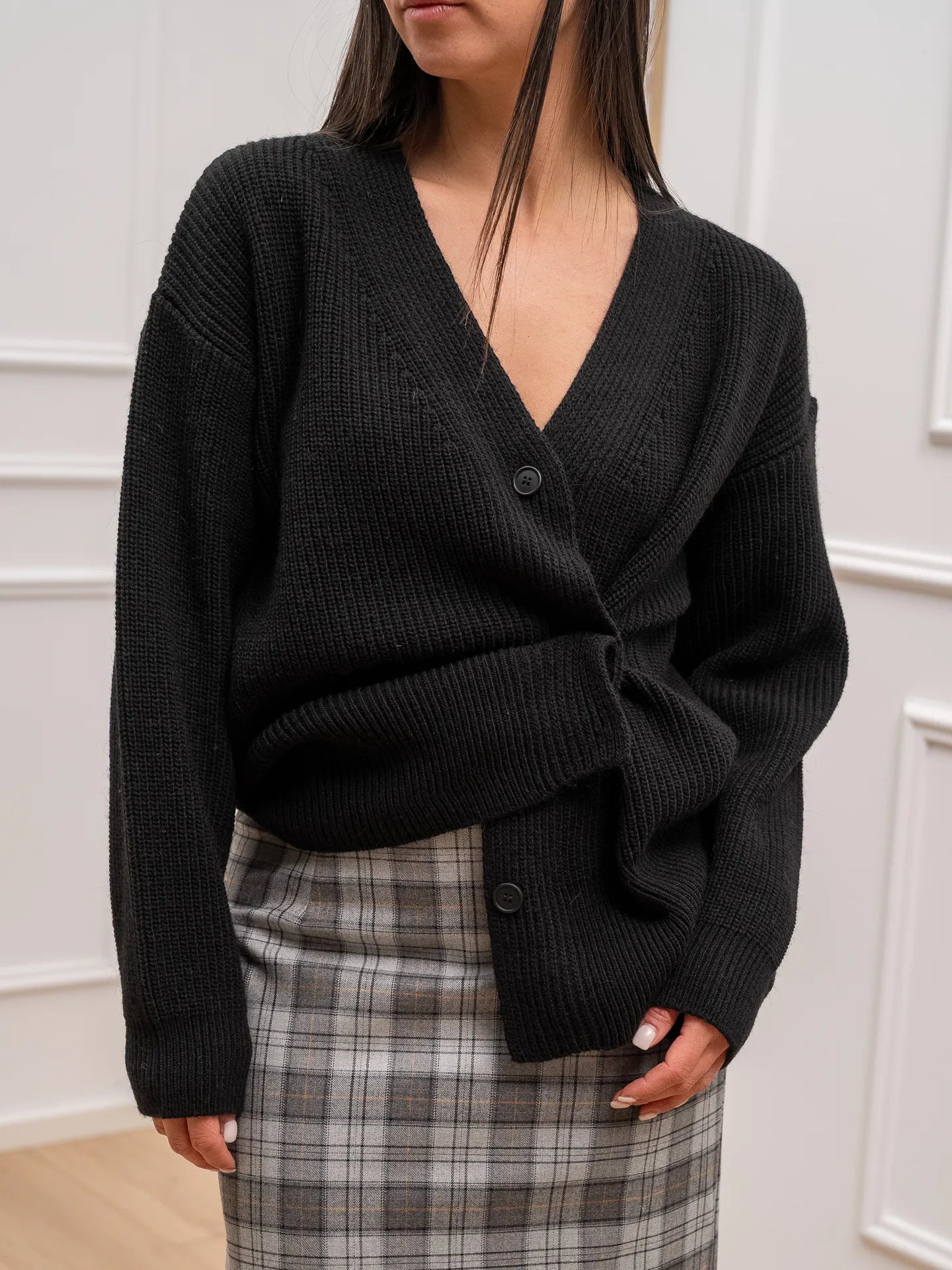 Cardigan punto pannocchia nero con bottone laterale - HaveOne