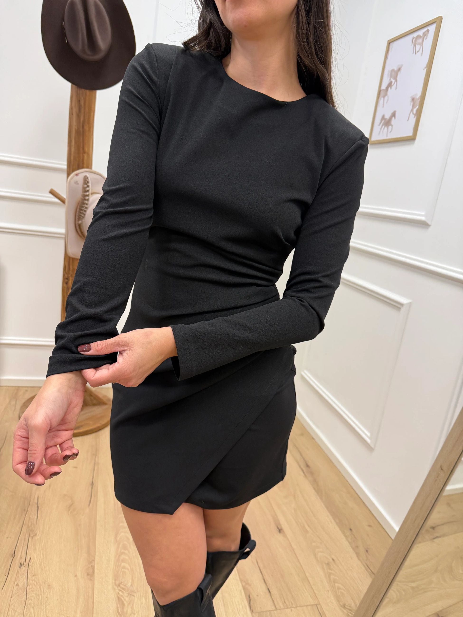 Vestito basic nero con drappeggio - Tensione In