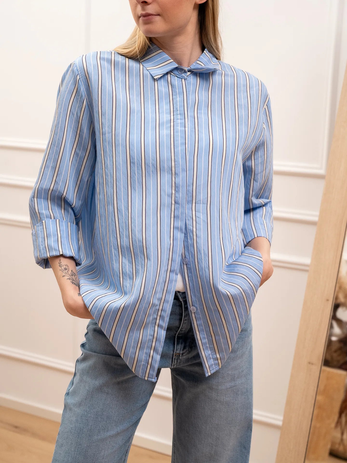 Camicia celeste riga blu e bianca fondo asimmetrico - HaveOne