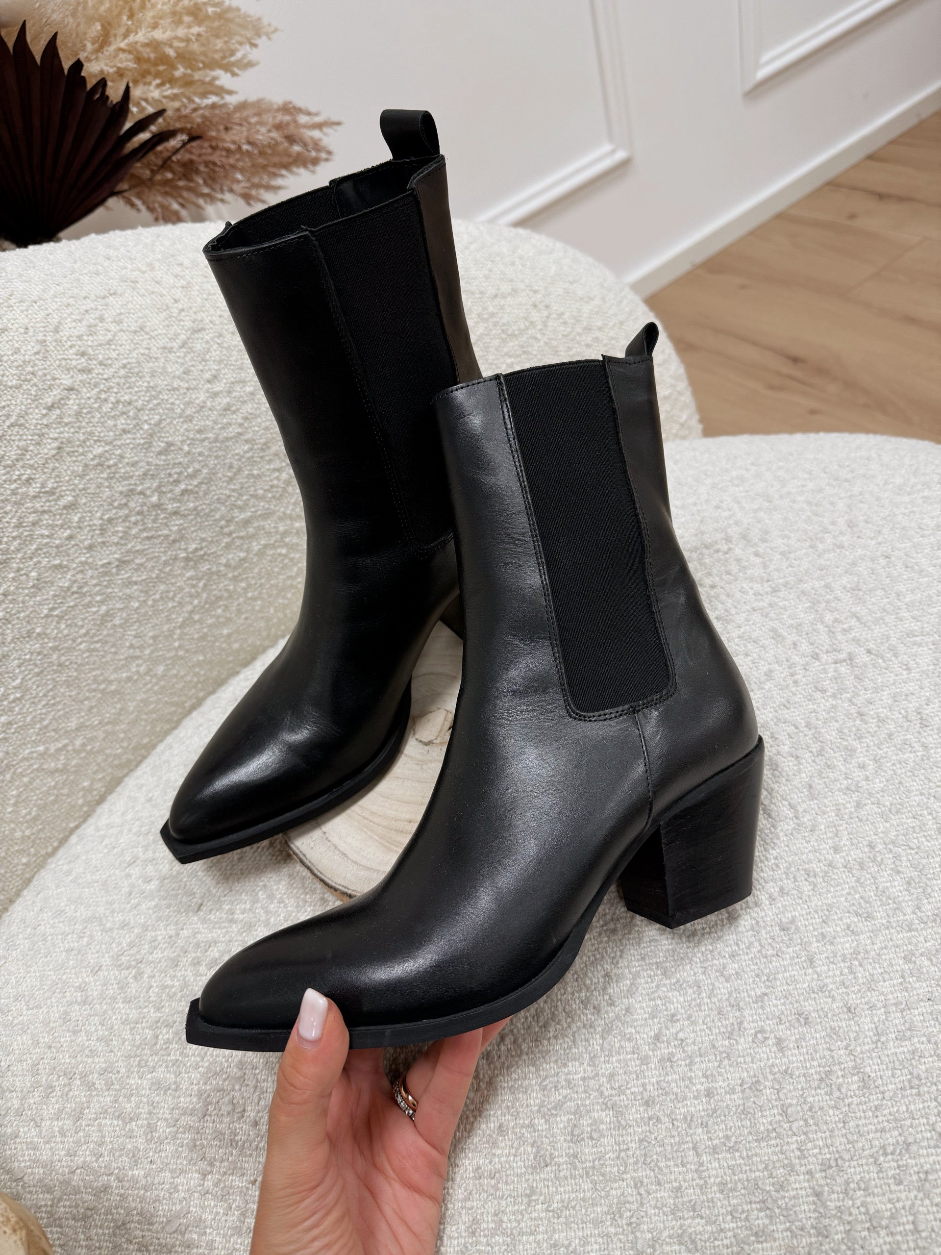 Stivaletto Chelsea in pelle nero con tacco - Ovyè