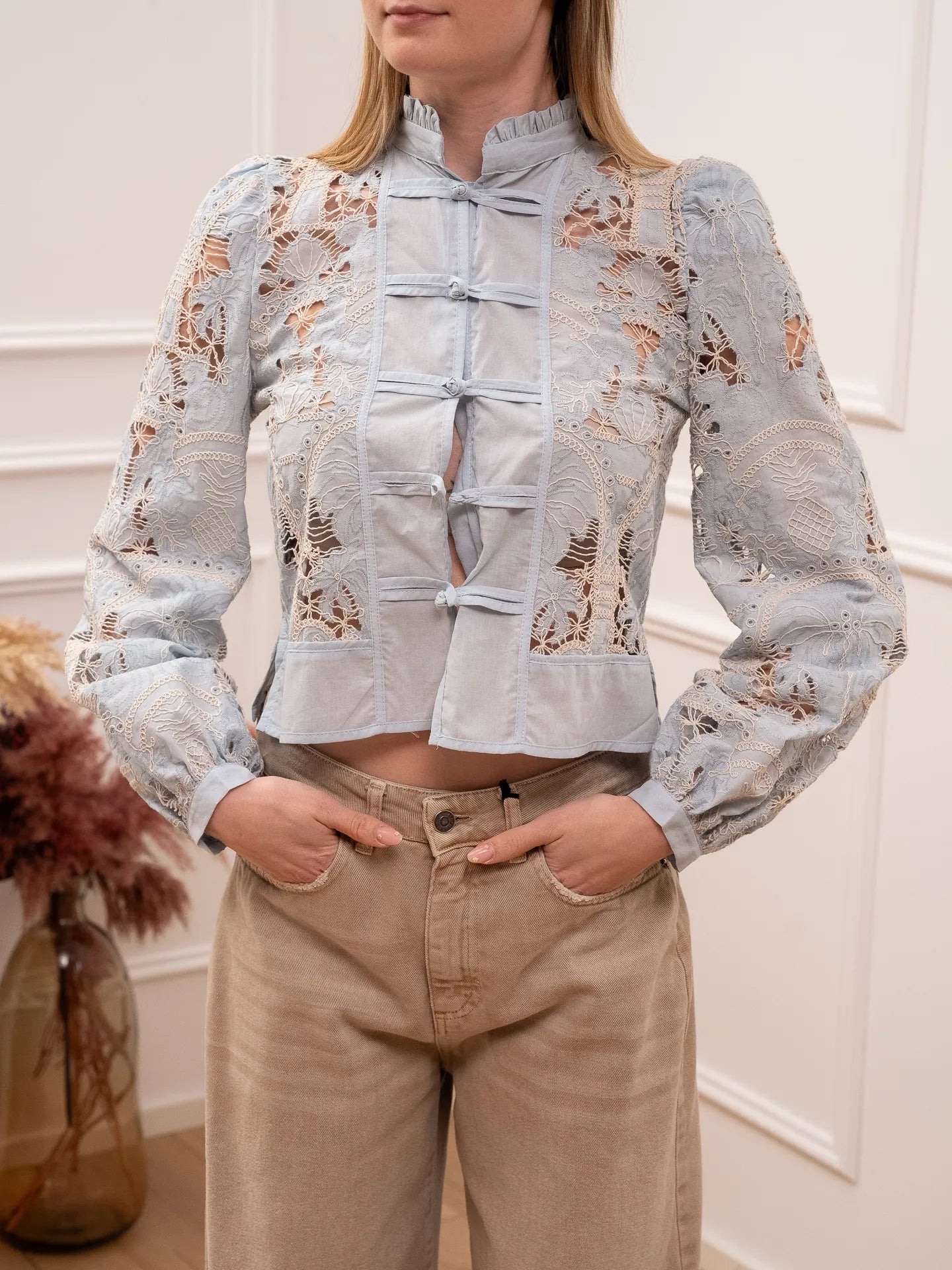 Camicia cielo con ricami e alamari - Tensione In