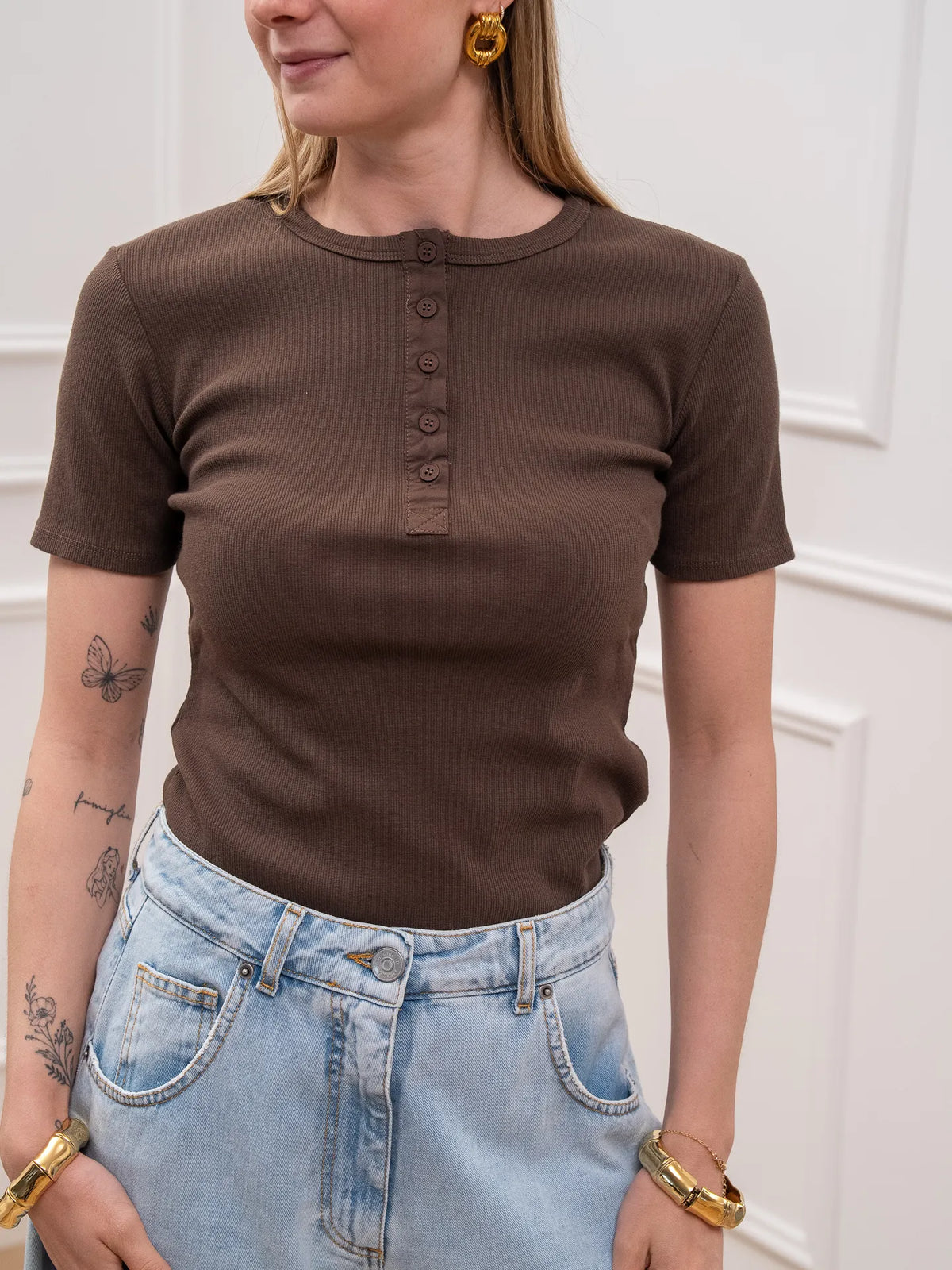 T shirt serafino cioccolato a mezza manica - Tensione In