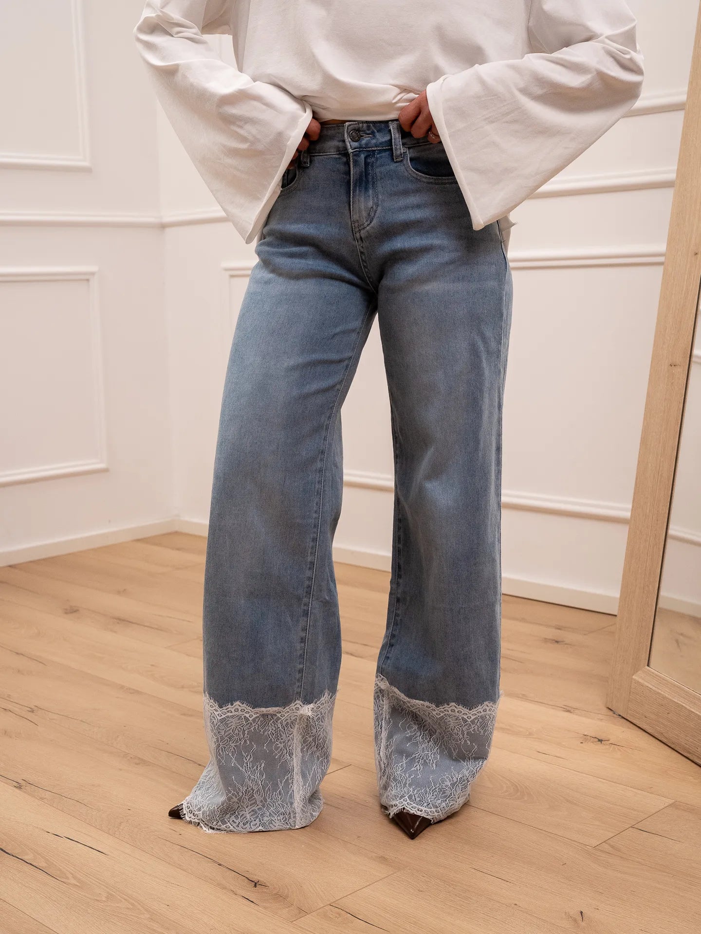 Jeans a palazzo con pizzo sul fondo - You Decide