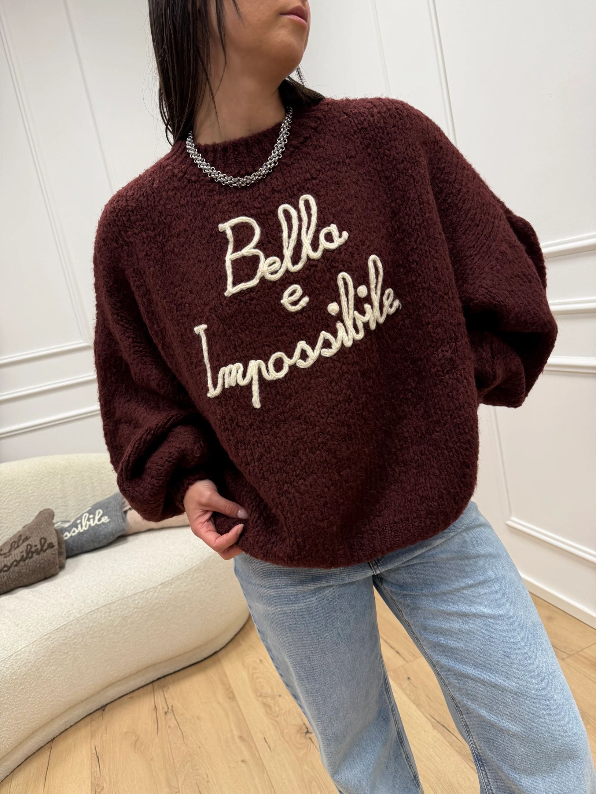 Maglia bordeaux ricamo "Bella e impossibile" - You Decide