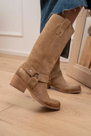 Stivale punta squadrata in suede deserto con anello - Ovyè