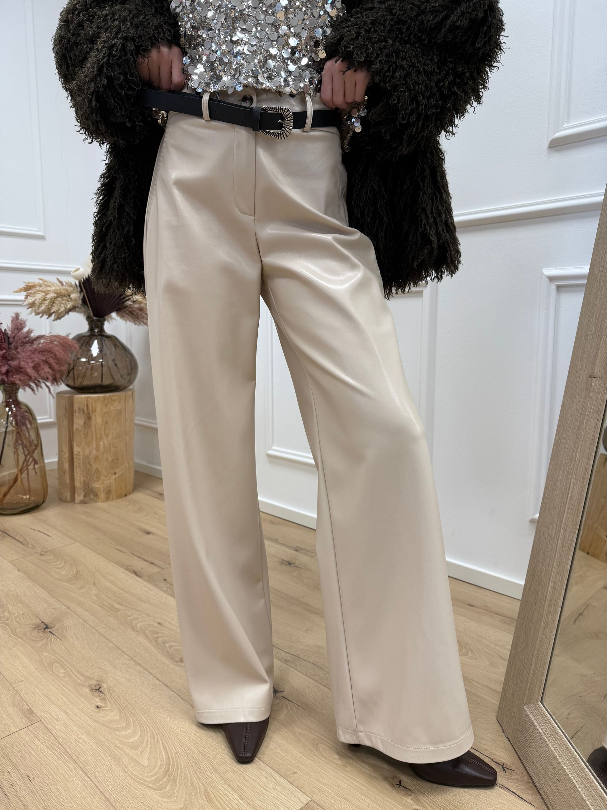 Pantaloni avorio in ecopelle con cintura - HaveOne