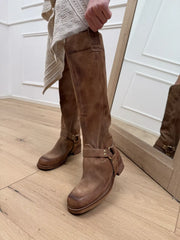 Stivale biker in crosta taupe con fibbia - Divine Follie